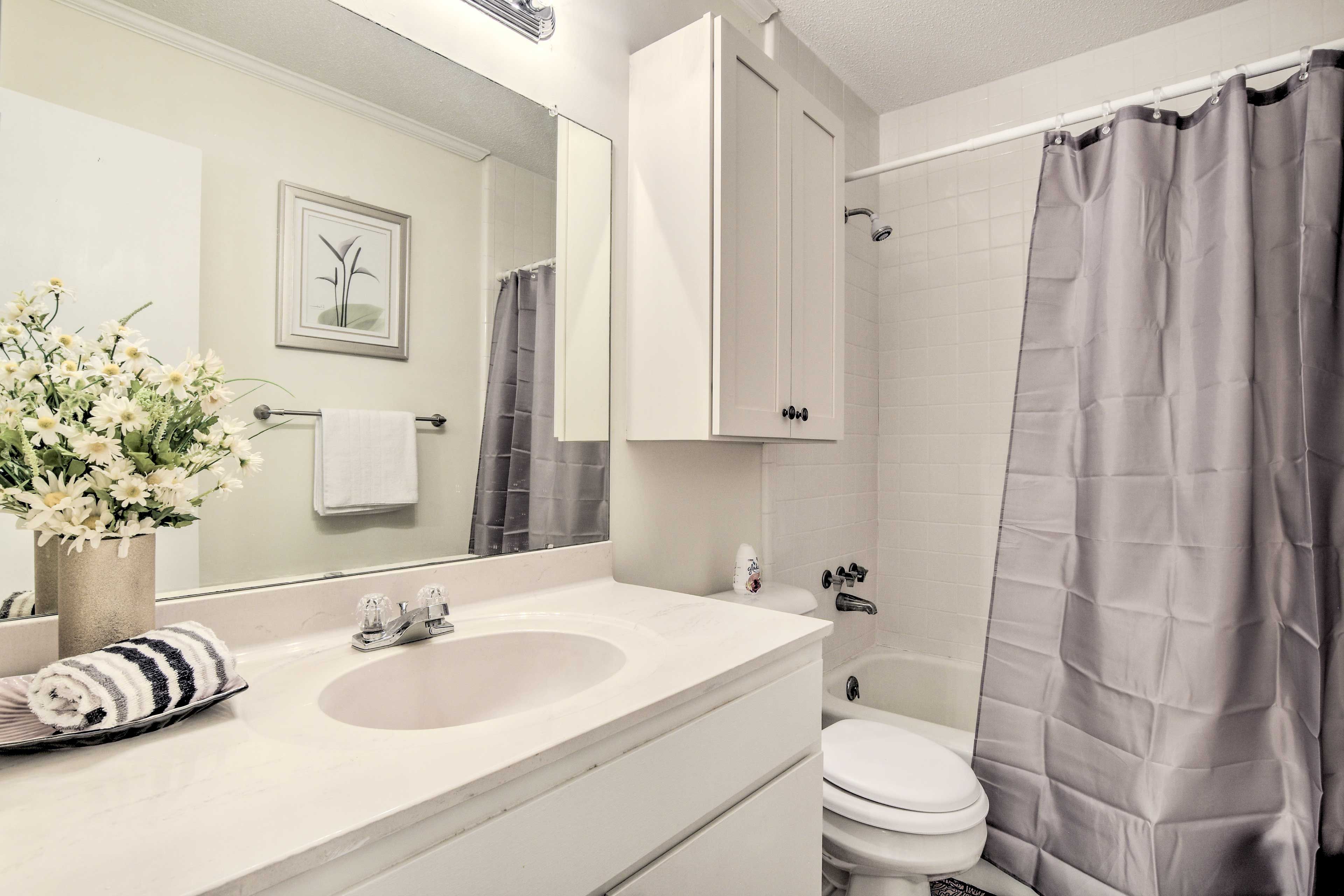 Full Bathroom | Towels Provided | Complimentary Toiletries