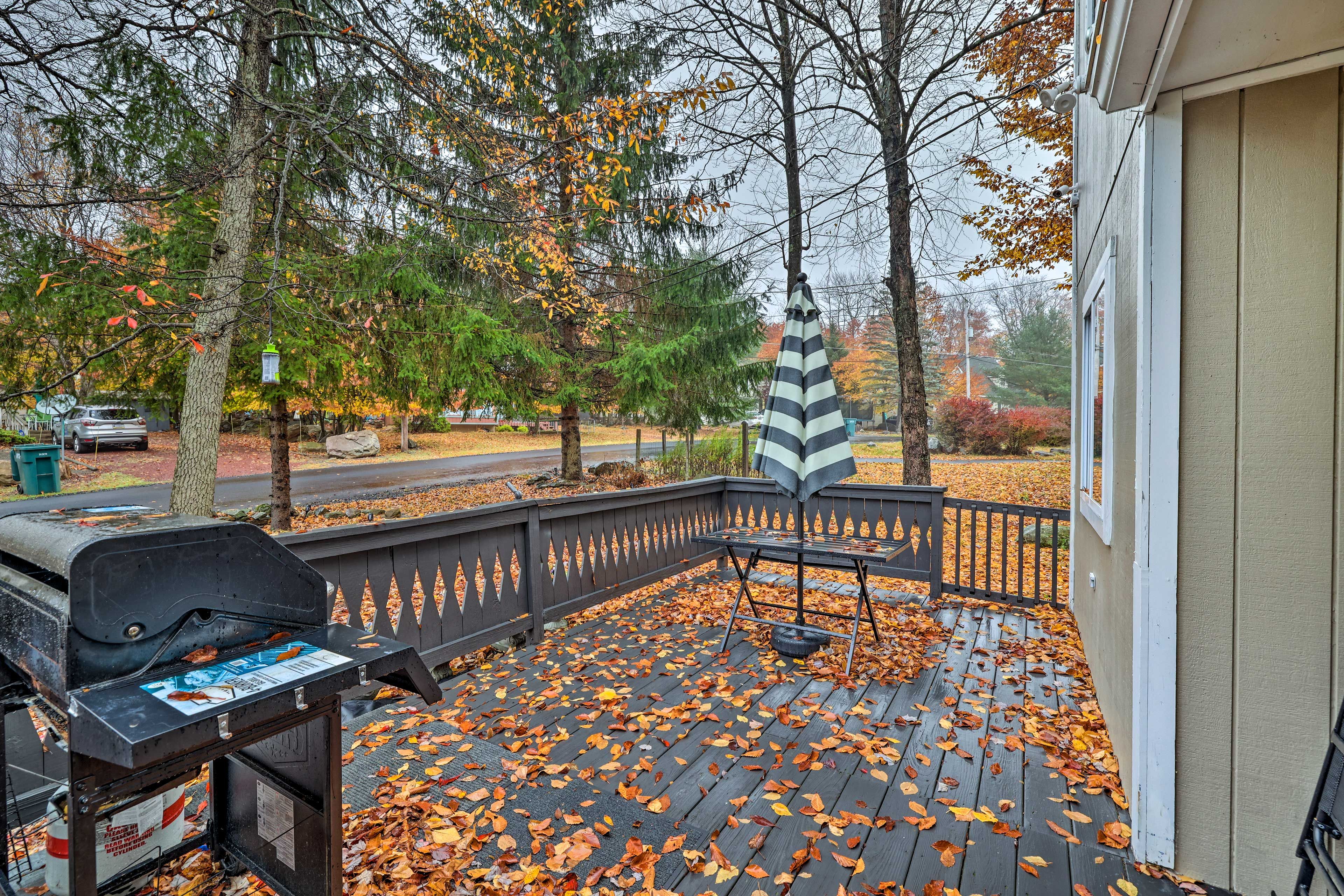 Front Deck | Outdoor Dining Area | Charcoal Grill