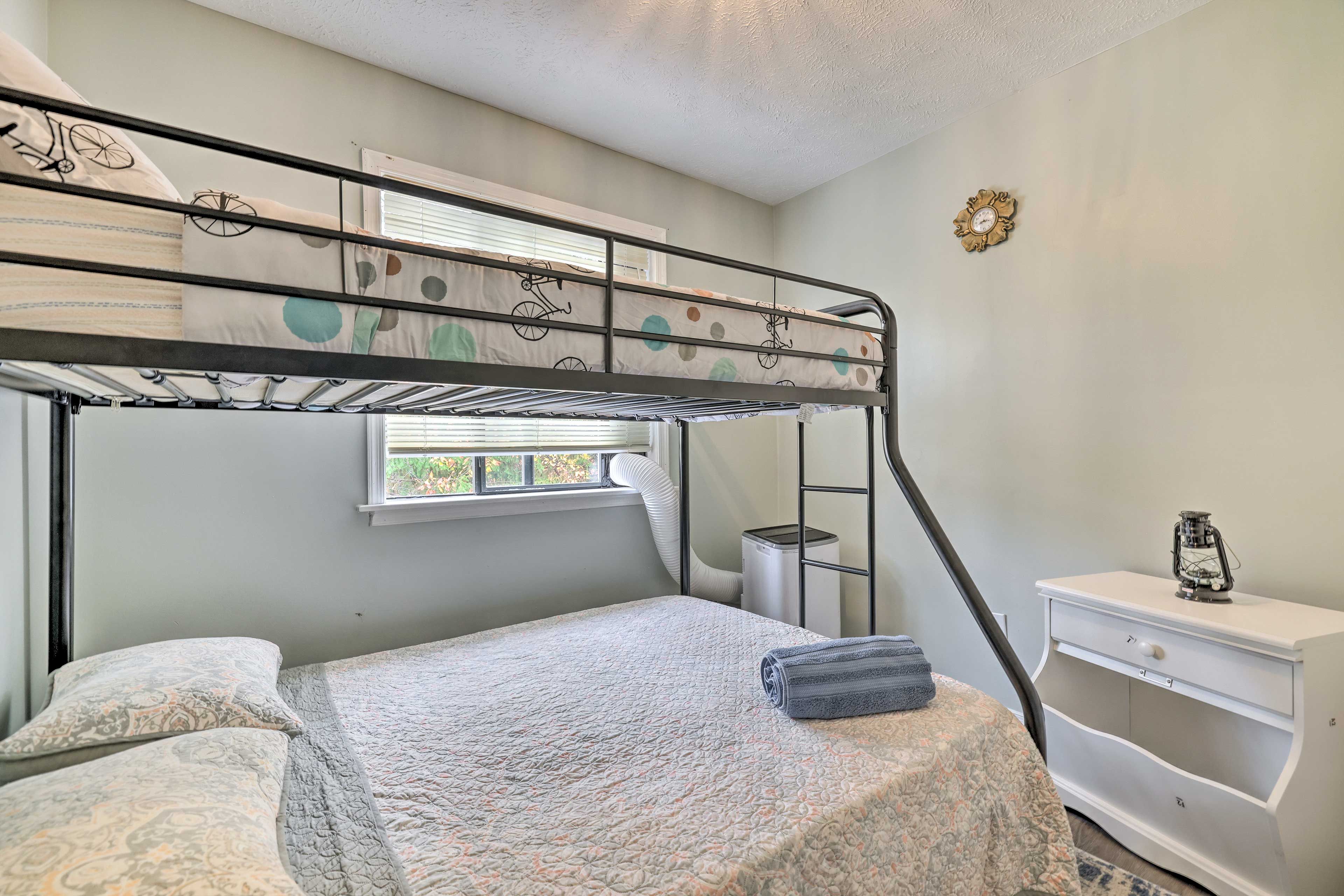 Bedroom 4 | Twin/Full Bunk Bed