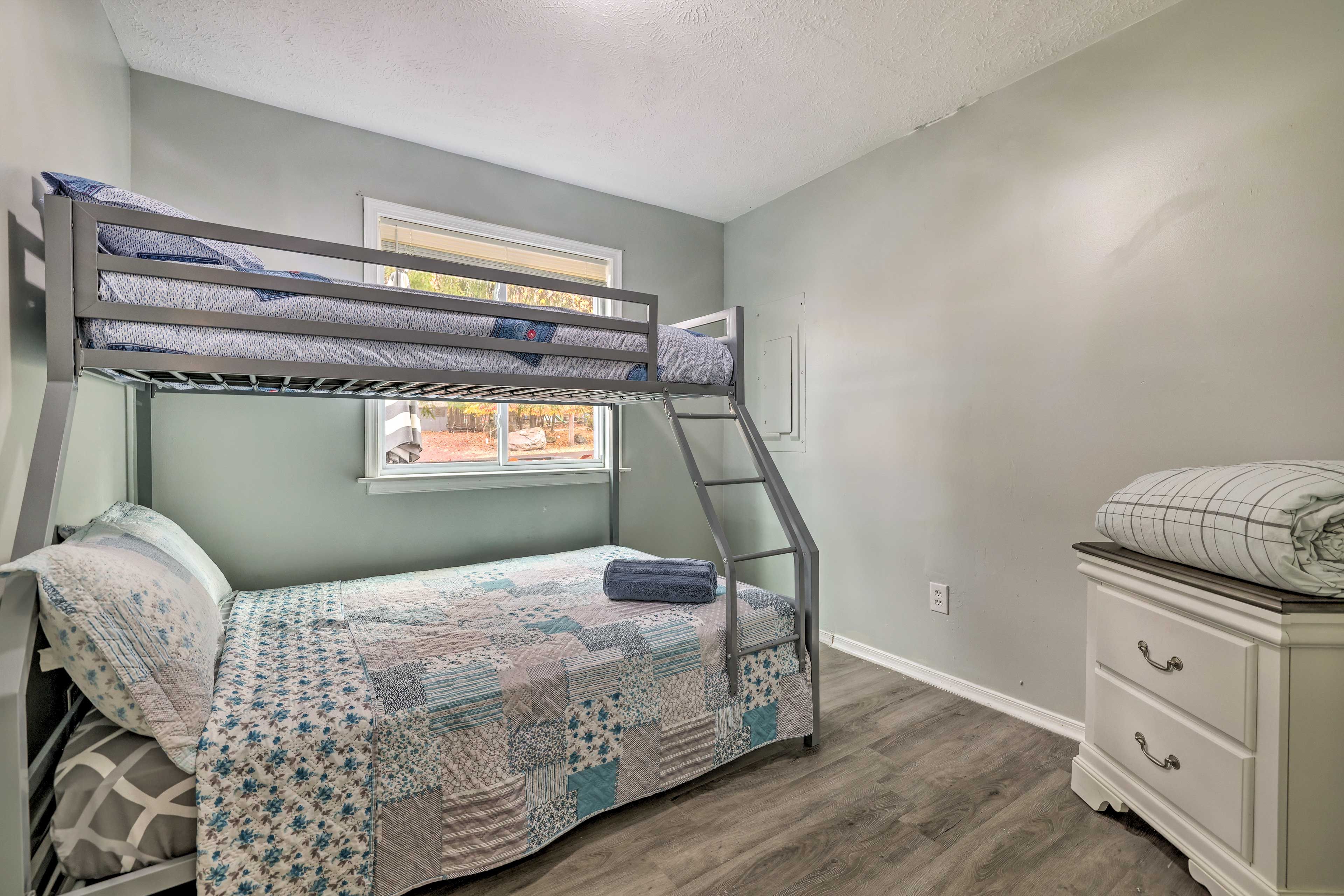 Bedroom 3 | Twin/Full Bunk Bed