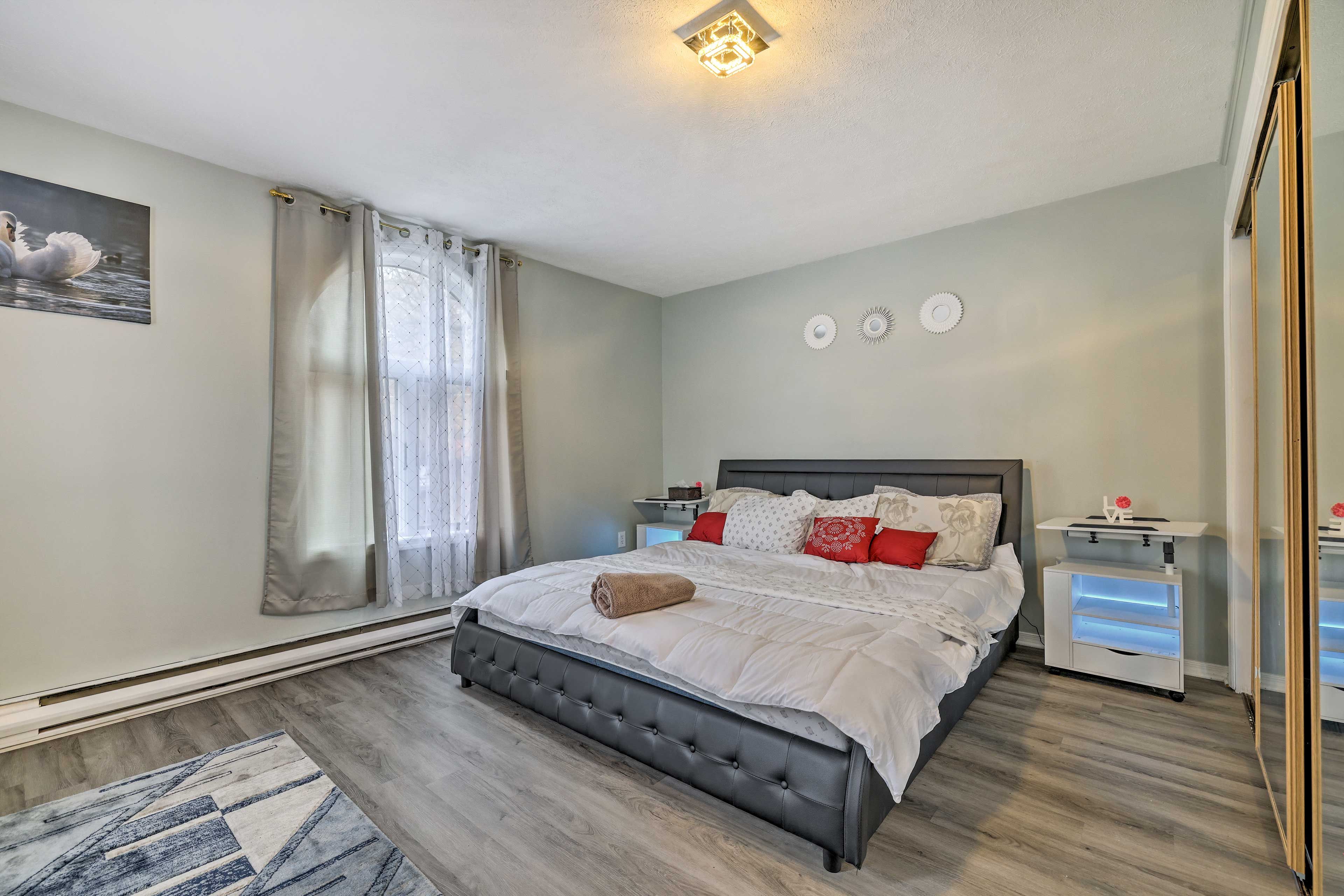 Bedroom 1 | King Bed | Linens & Towels