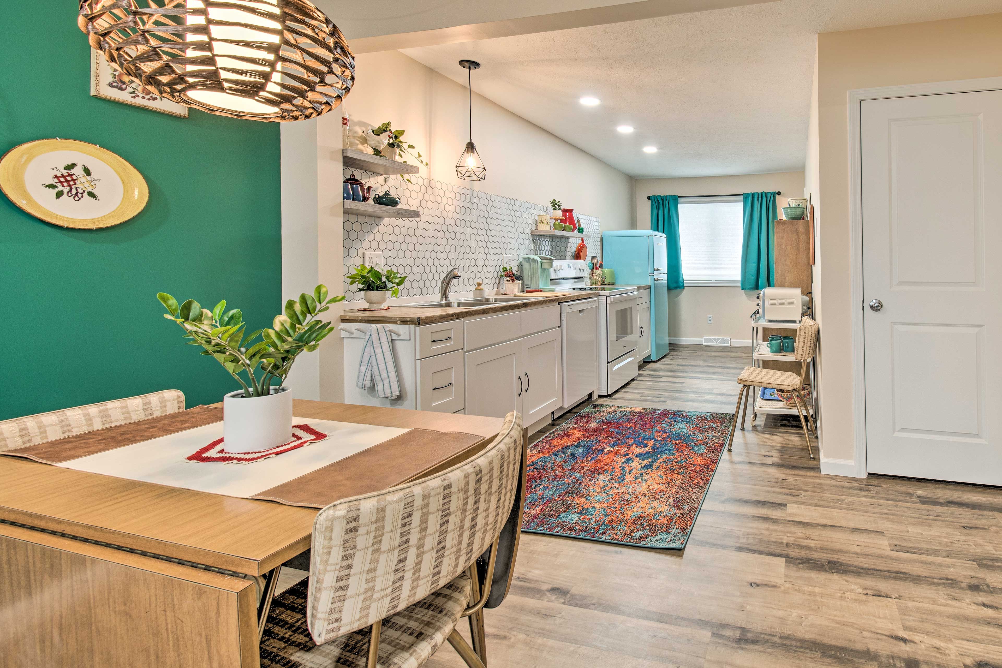Dining Area | Dishware & Flatware Provided