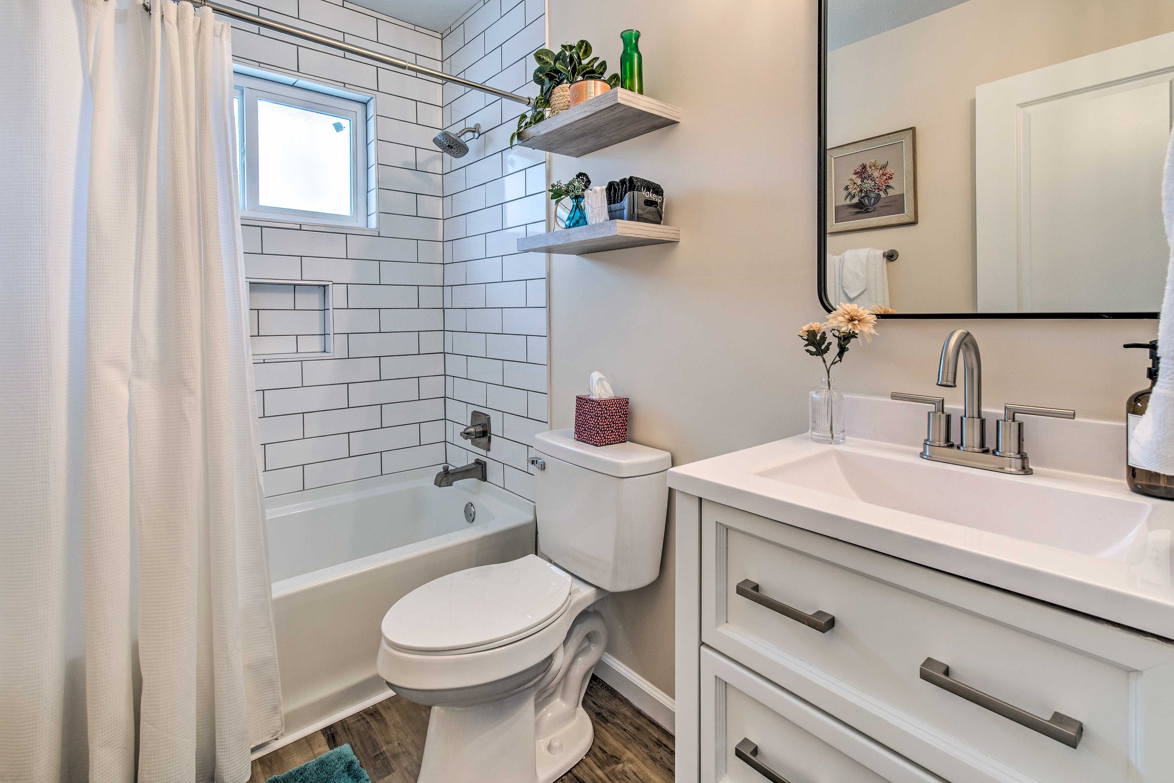 Full Bathroom | Complimentary Toiletries | Main Floor