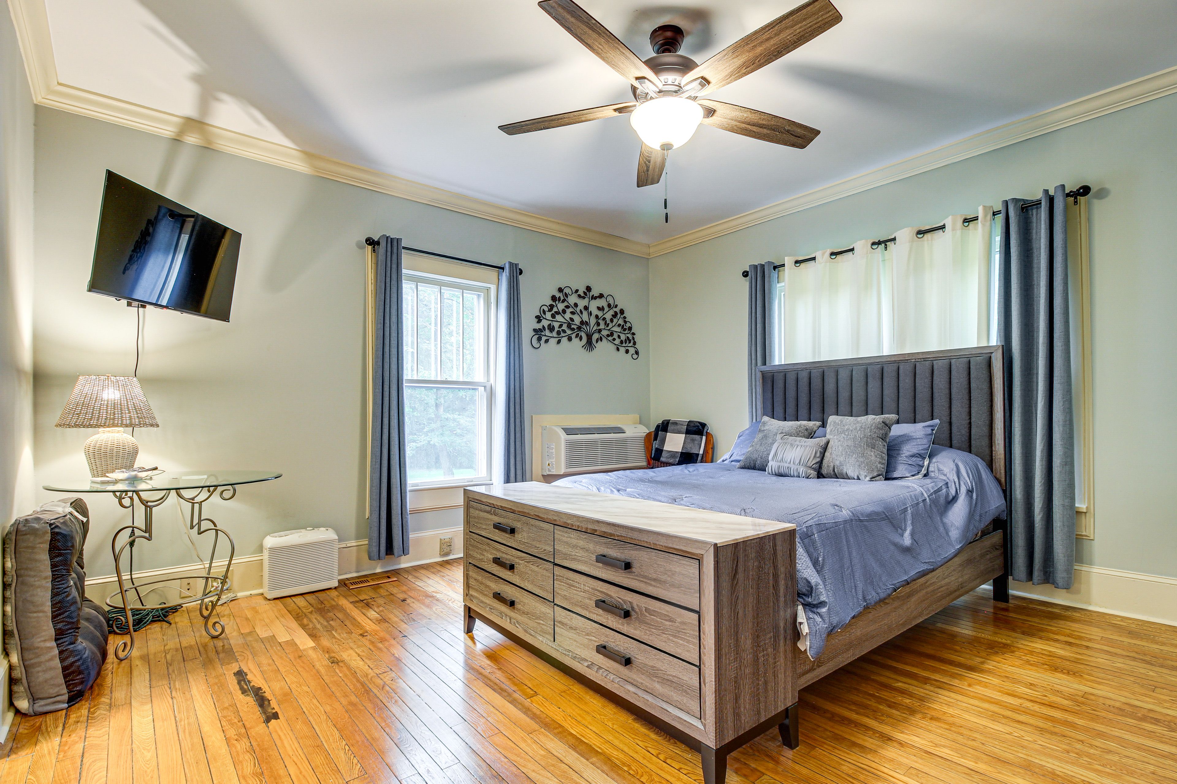 Bedroom | Queen Bed | Smart TV | Linens Provided
