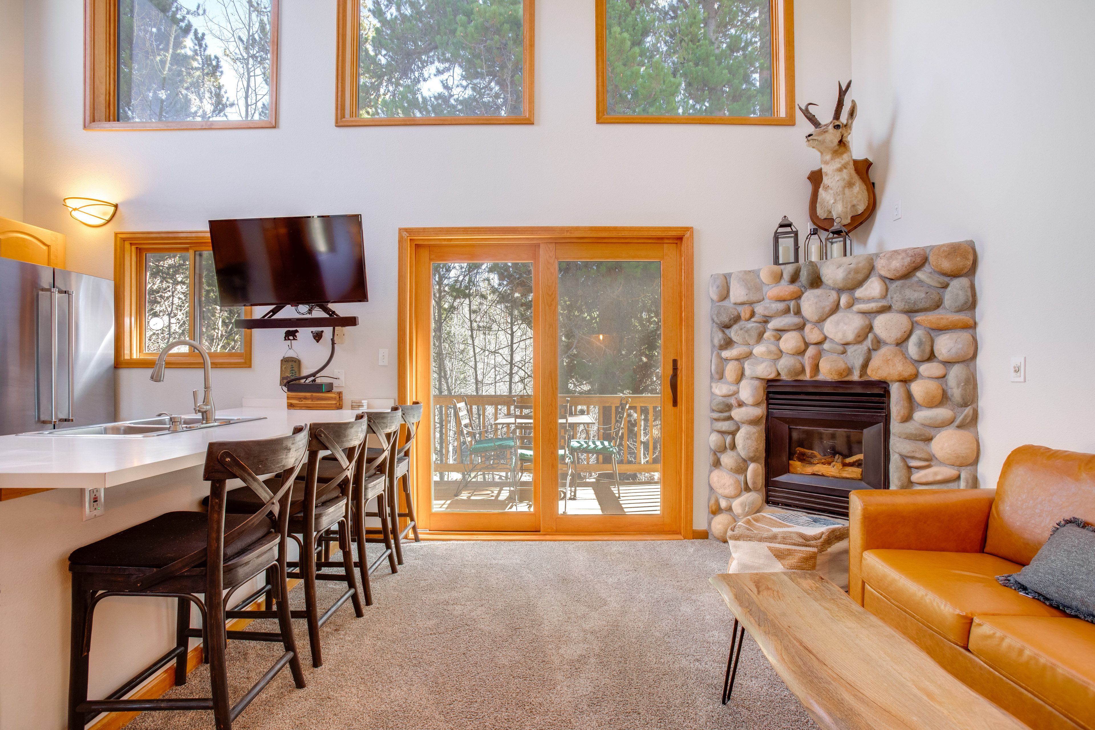 Living Room | Free WiFi | Gas Fireplace