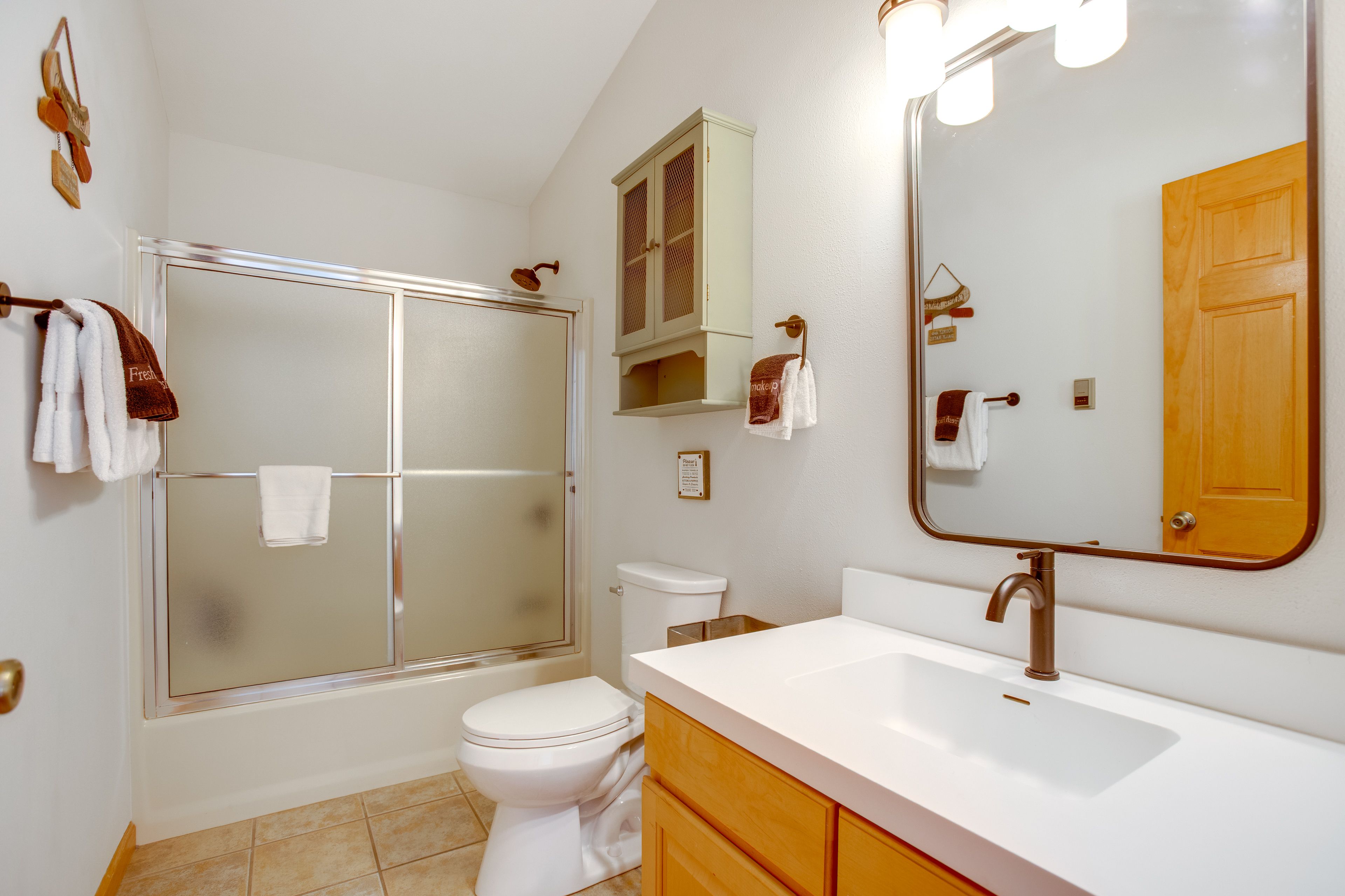 Full Bathroom | 2nd Floor