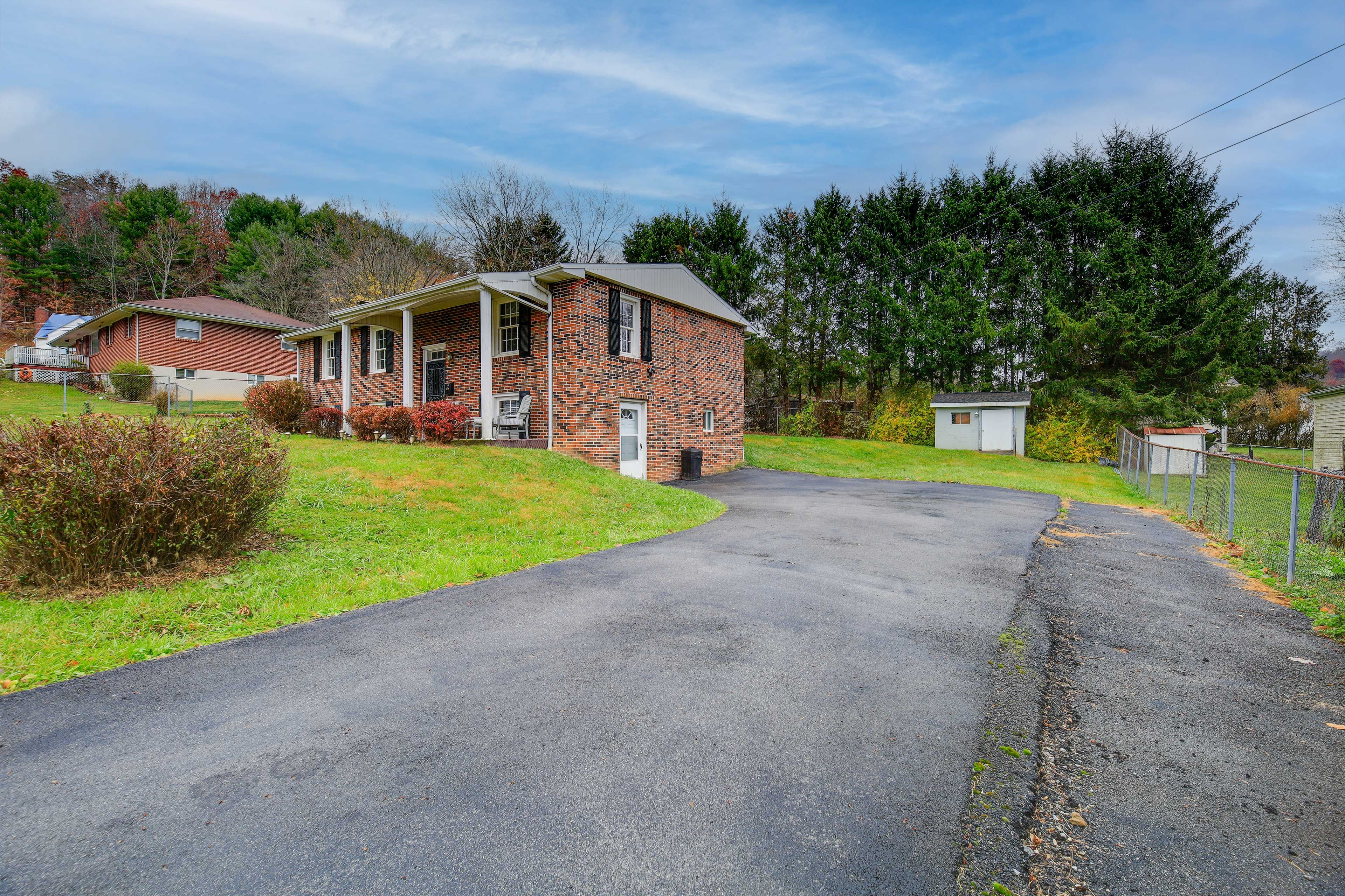 Parking | Driveway (4 Vehicles) | Trailer Parking Allowed On-Site