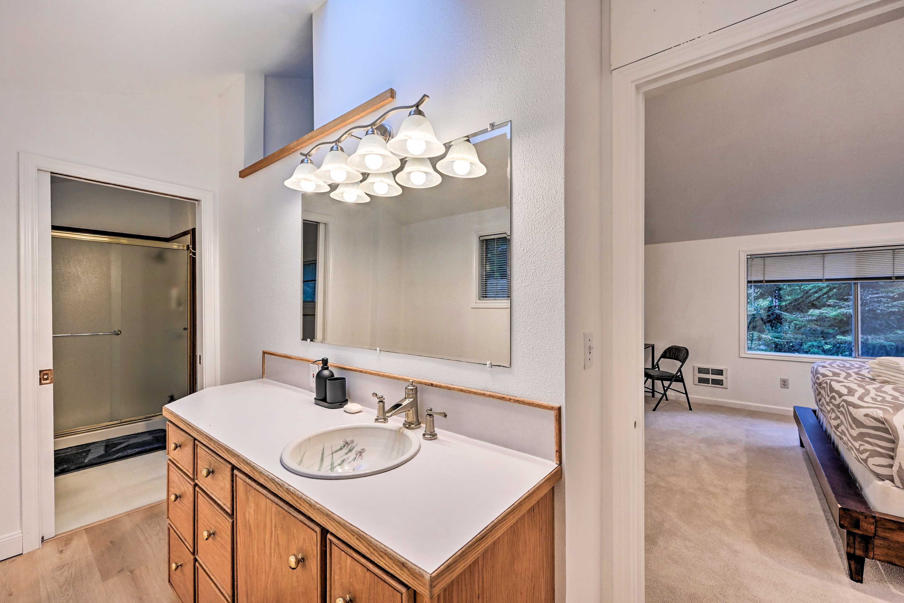 En-Suite Bathroom | 2nd Floor | Towels Provided