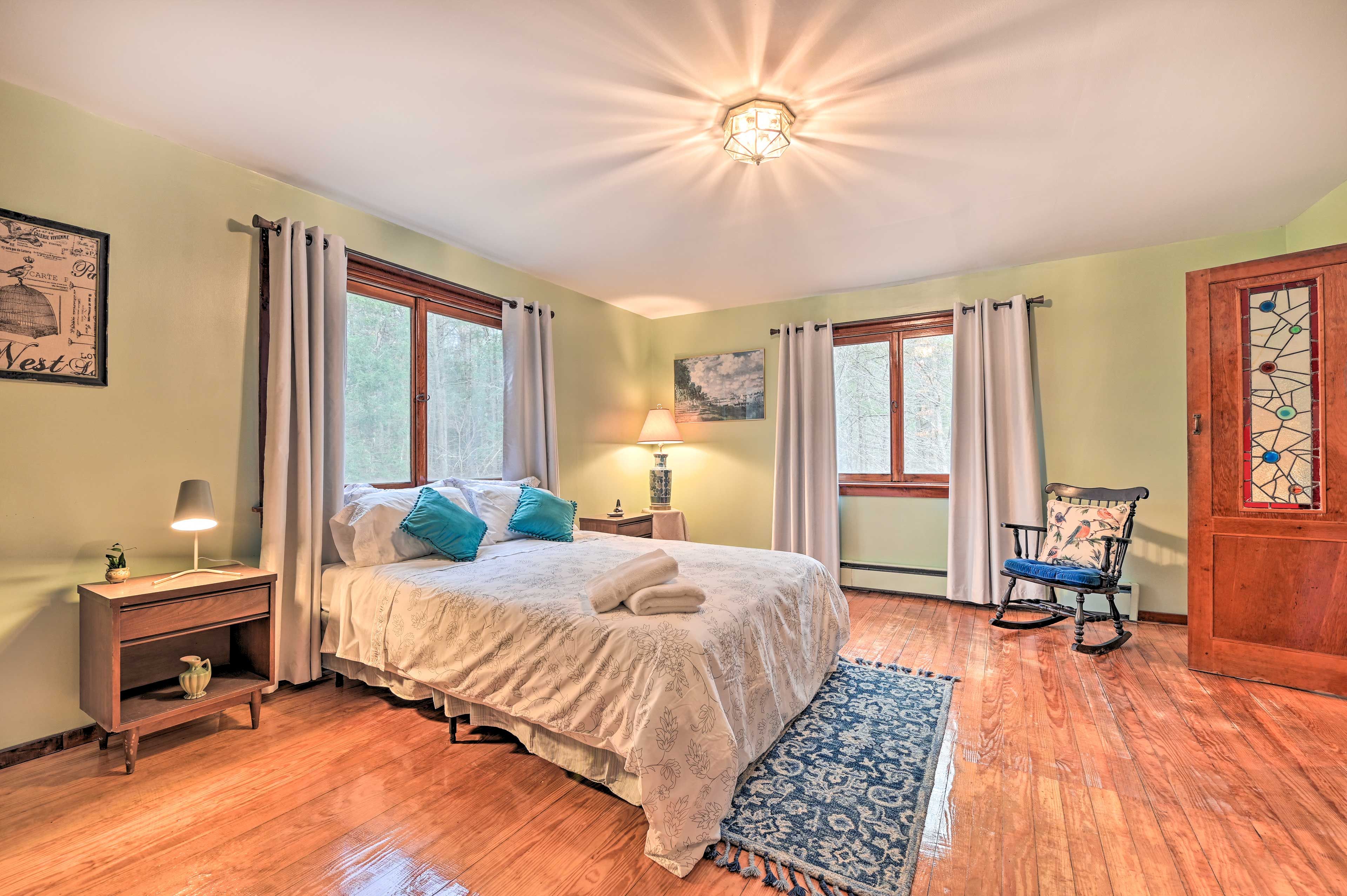 Bedroom 1 | 1st Floor | Queen Bed | En-Suite Bathroom