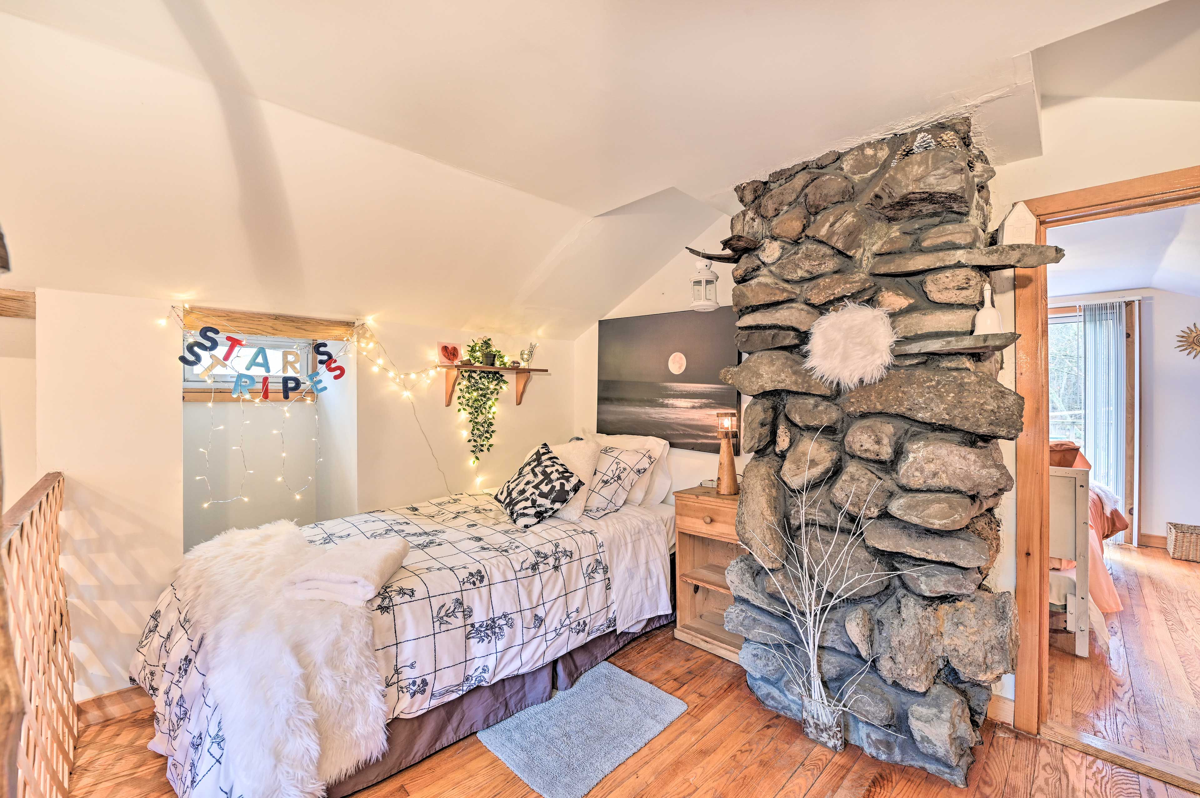 Upstairs Living Area | Twin Bed | Seating