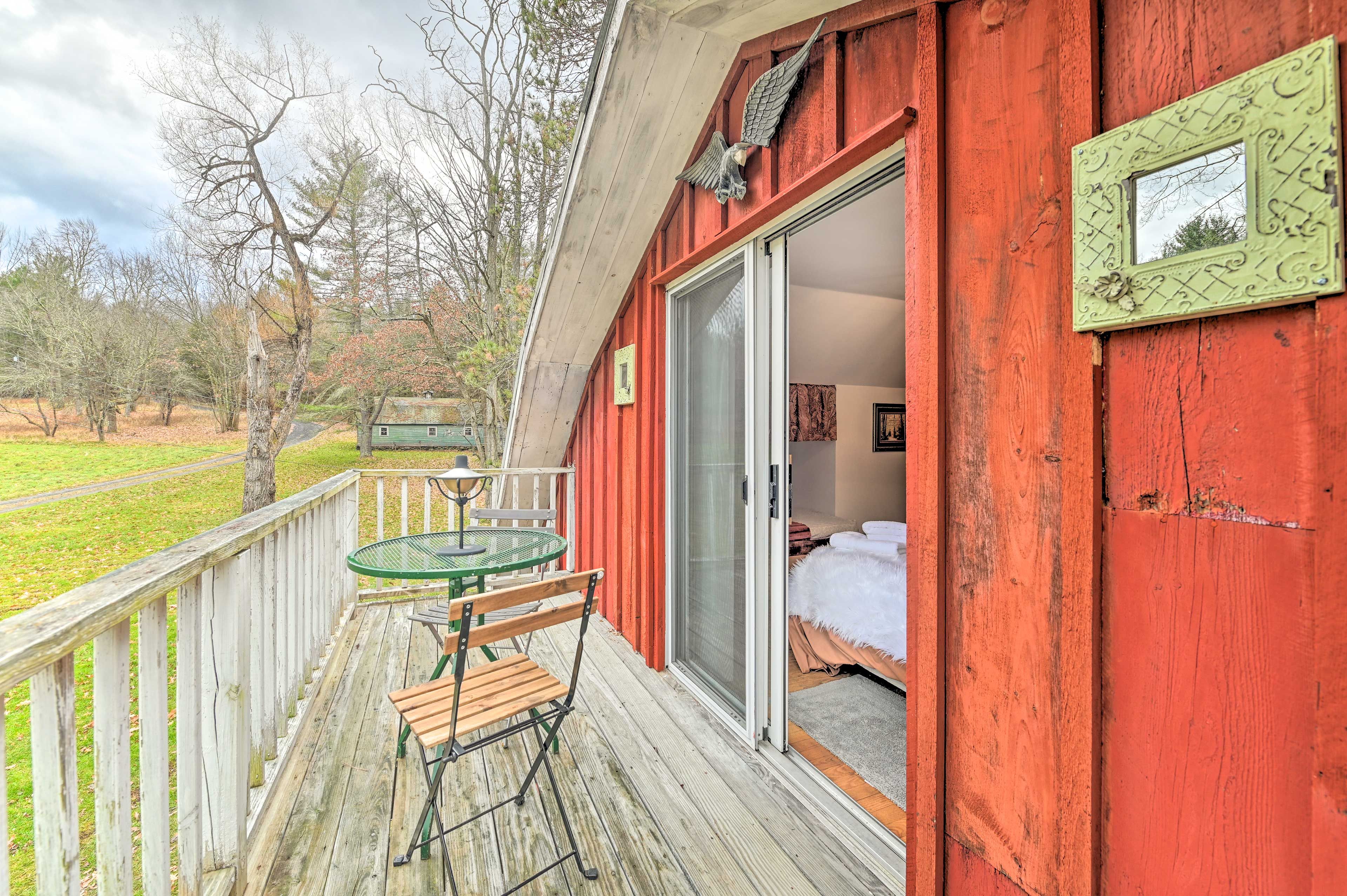 Balcony | Outdoor Seating & Dining