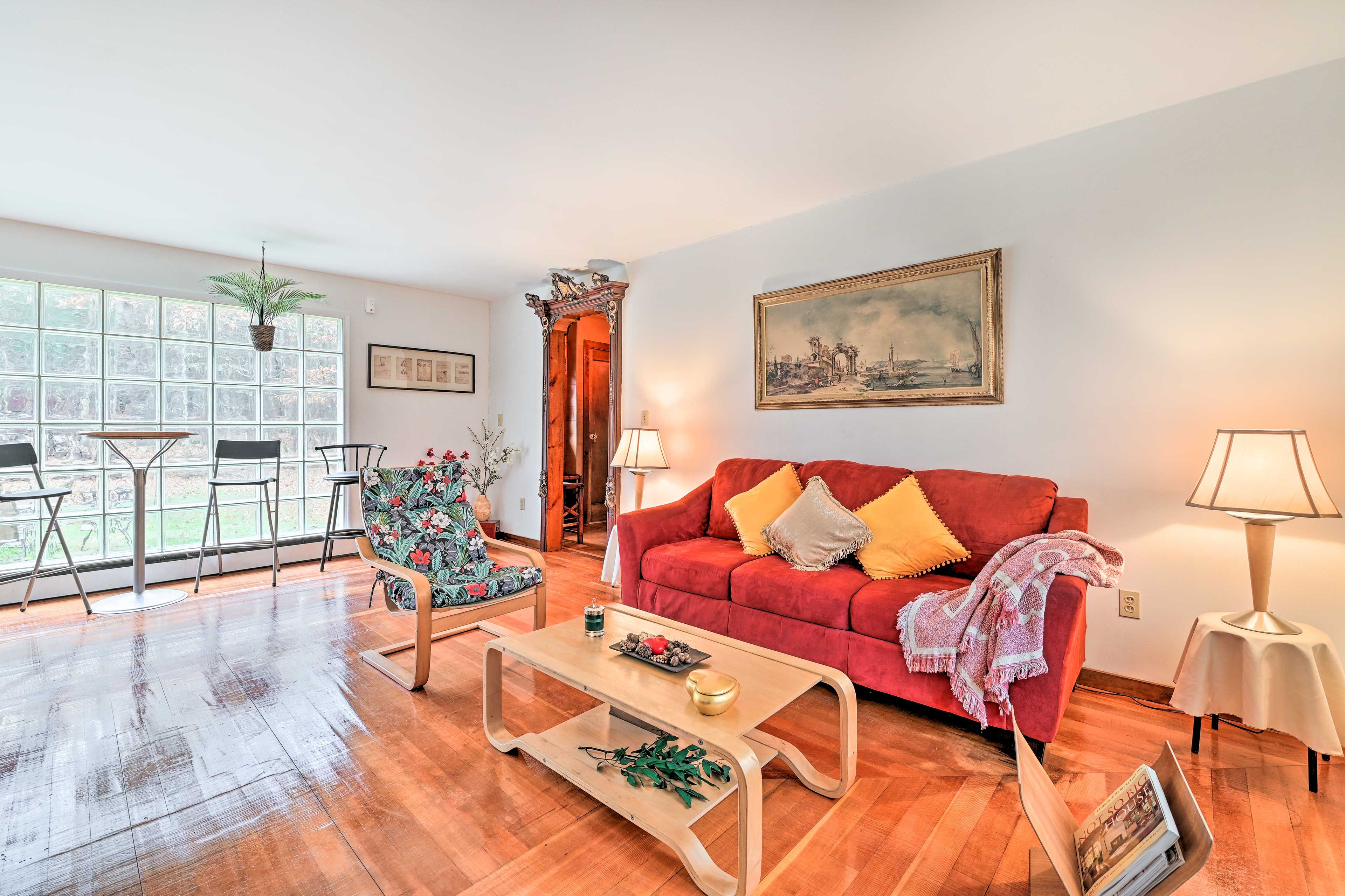 Additional Living Area | Seating & Dining | Board Games | Books