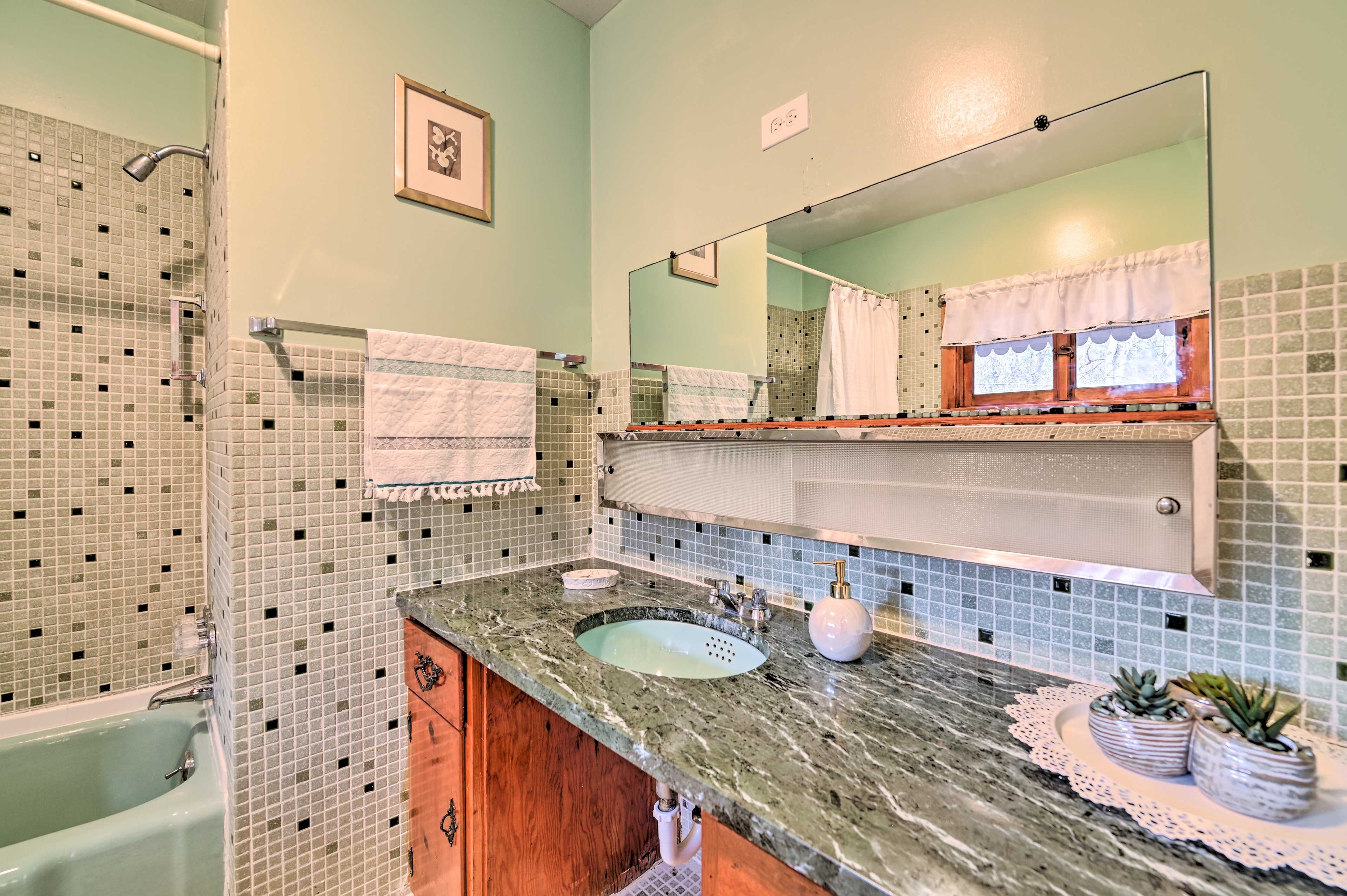 Full Bathroom | 1st Floor | Shower/Tub Combo