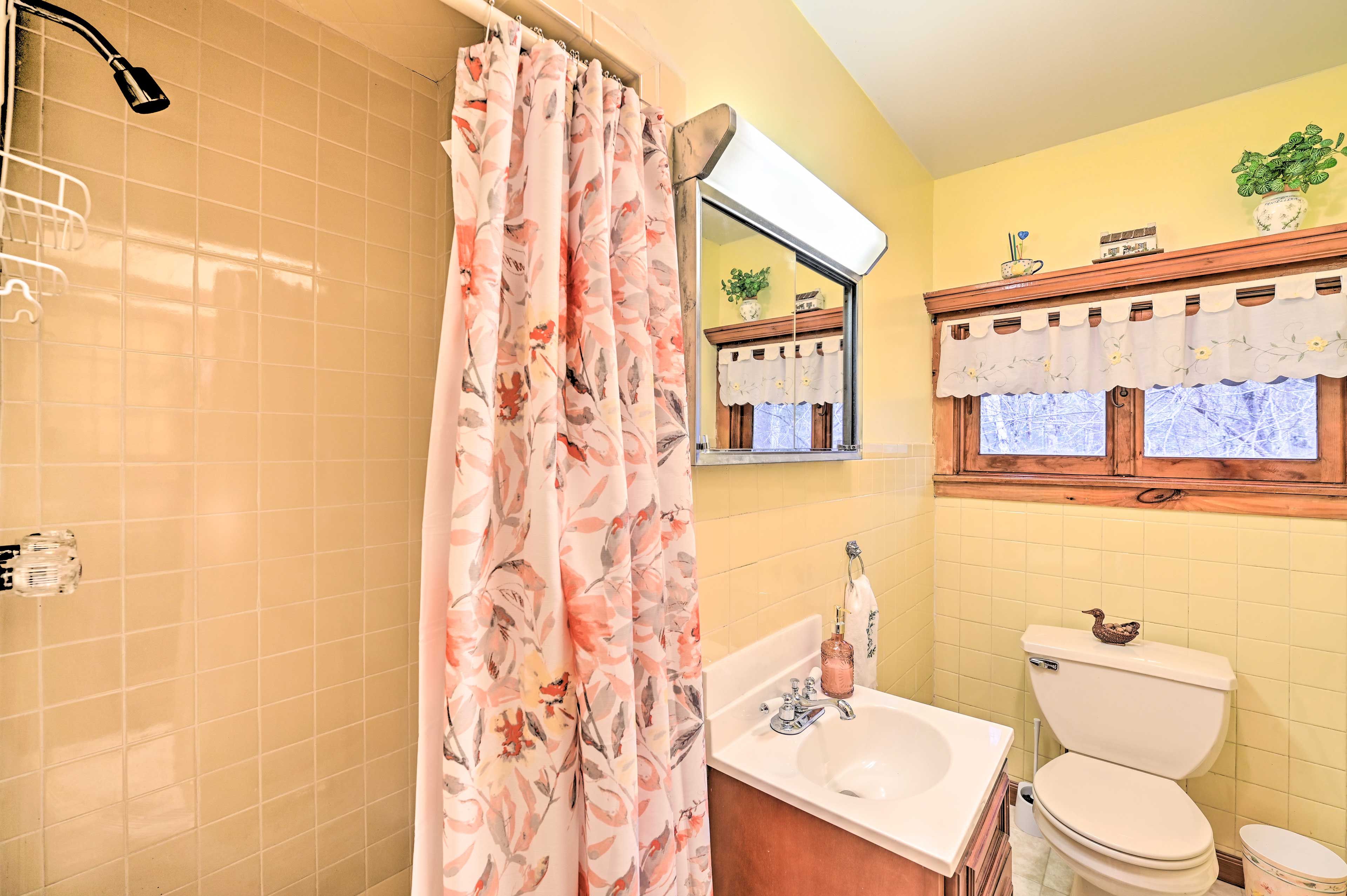 Full Bathroom | 1st Floor | Shower/Tub Combo | Towels Provided