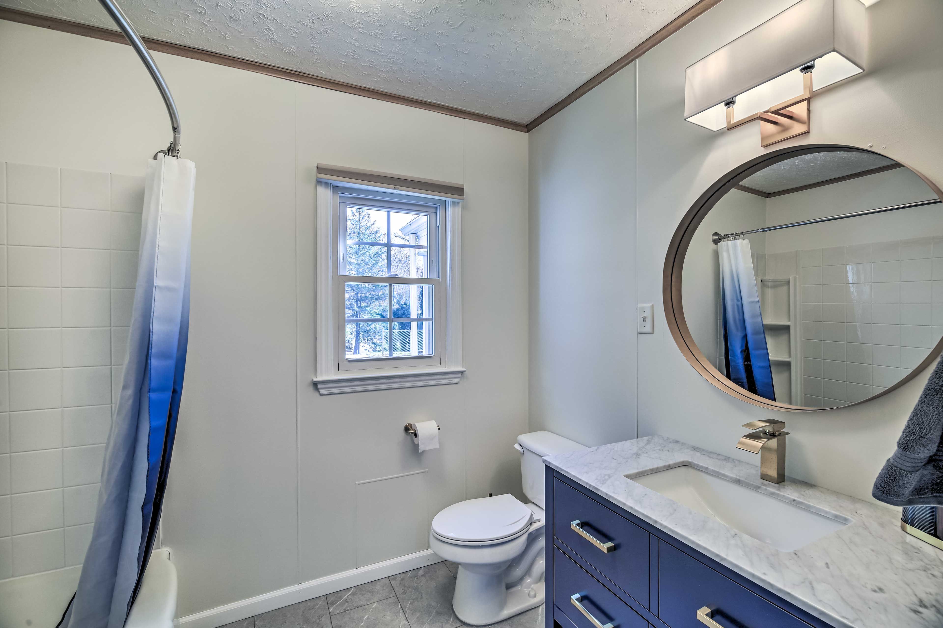 Full Bathroom | Towels Provided | Complimentary Toiletries