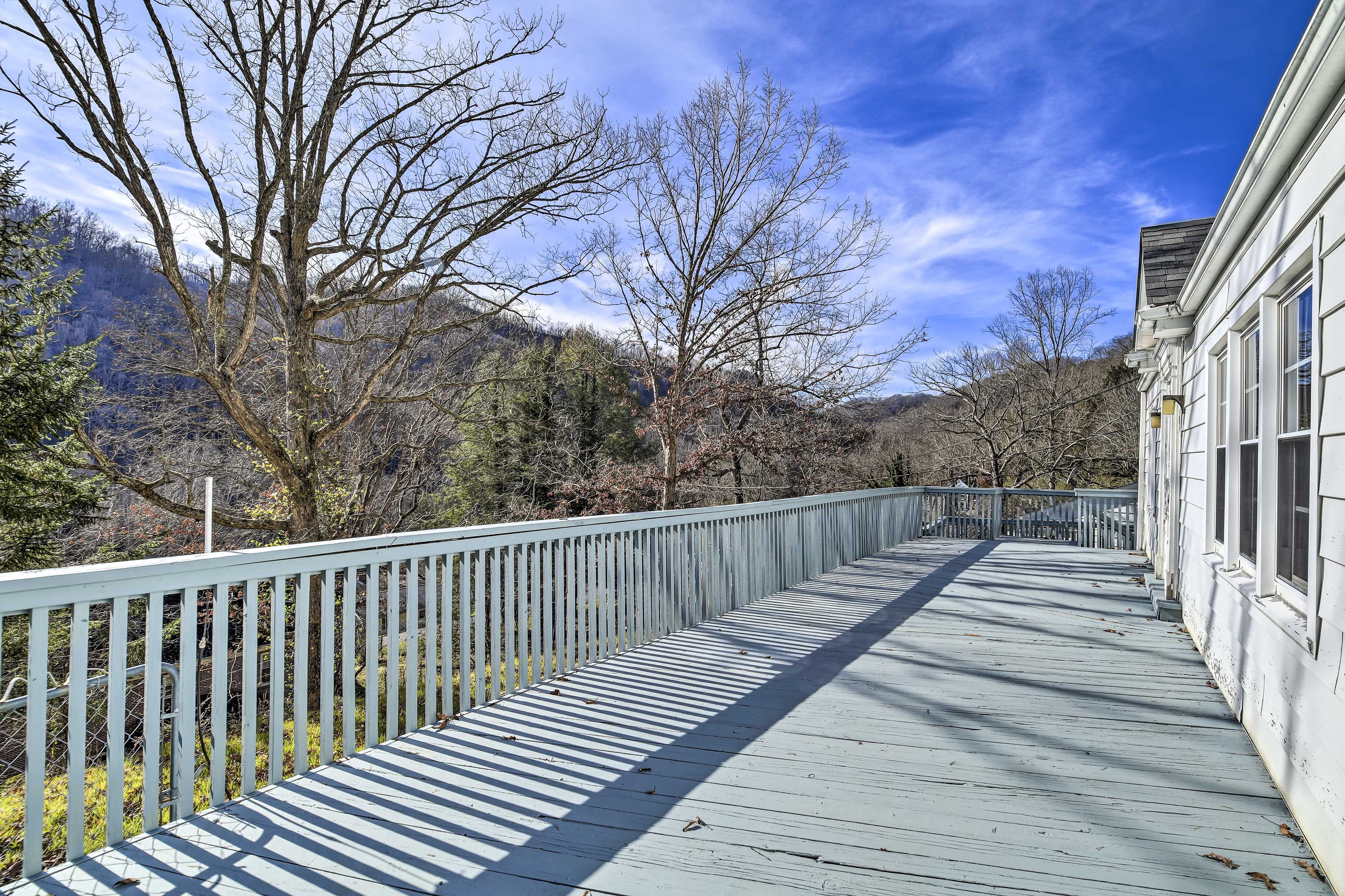 Spacious Deck | Mountain View