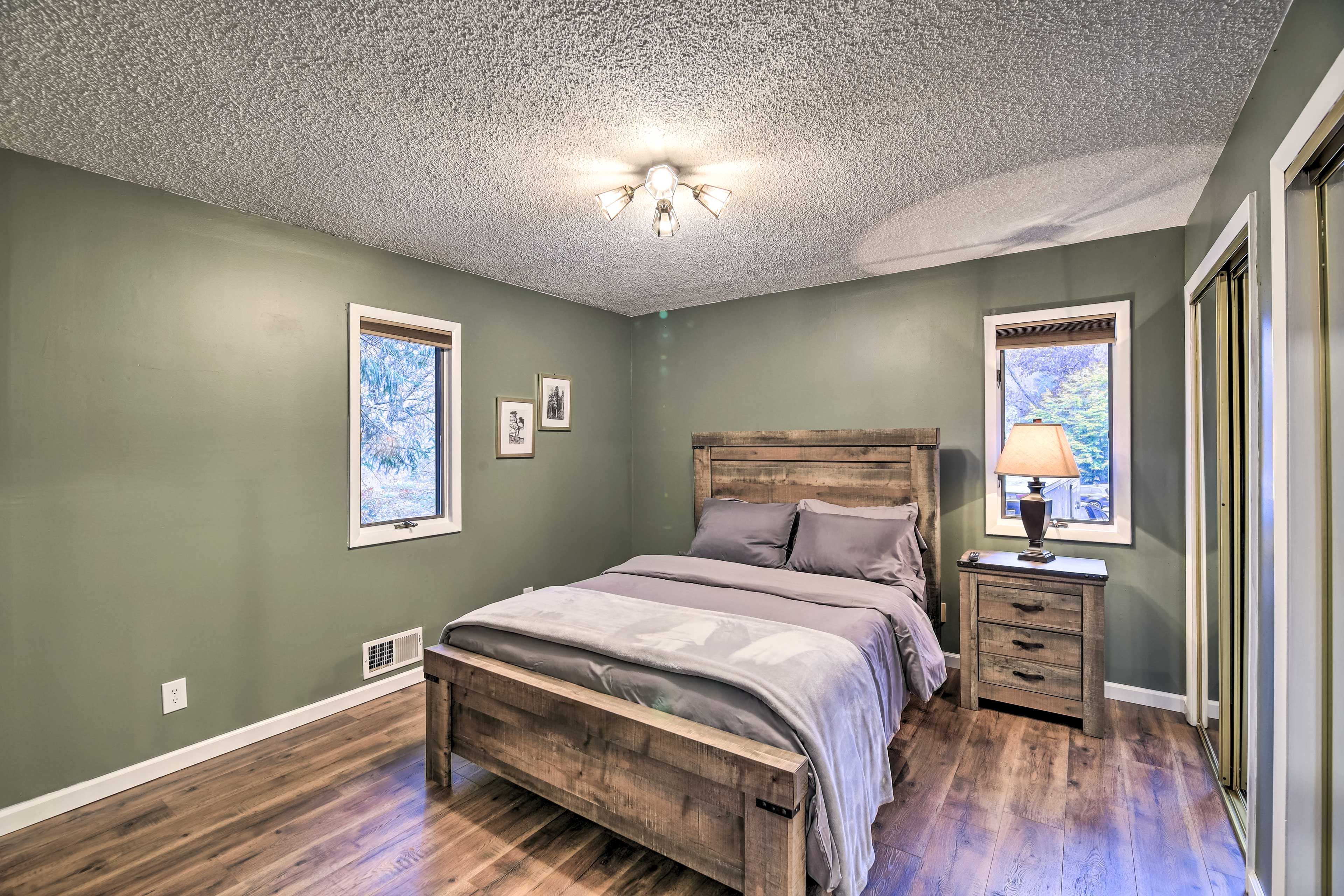Bedroom 1 | Queen Bed | Smart TV