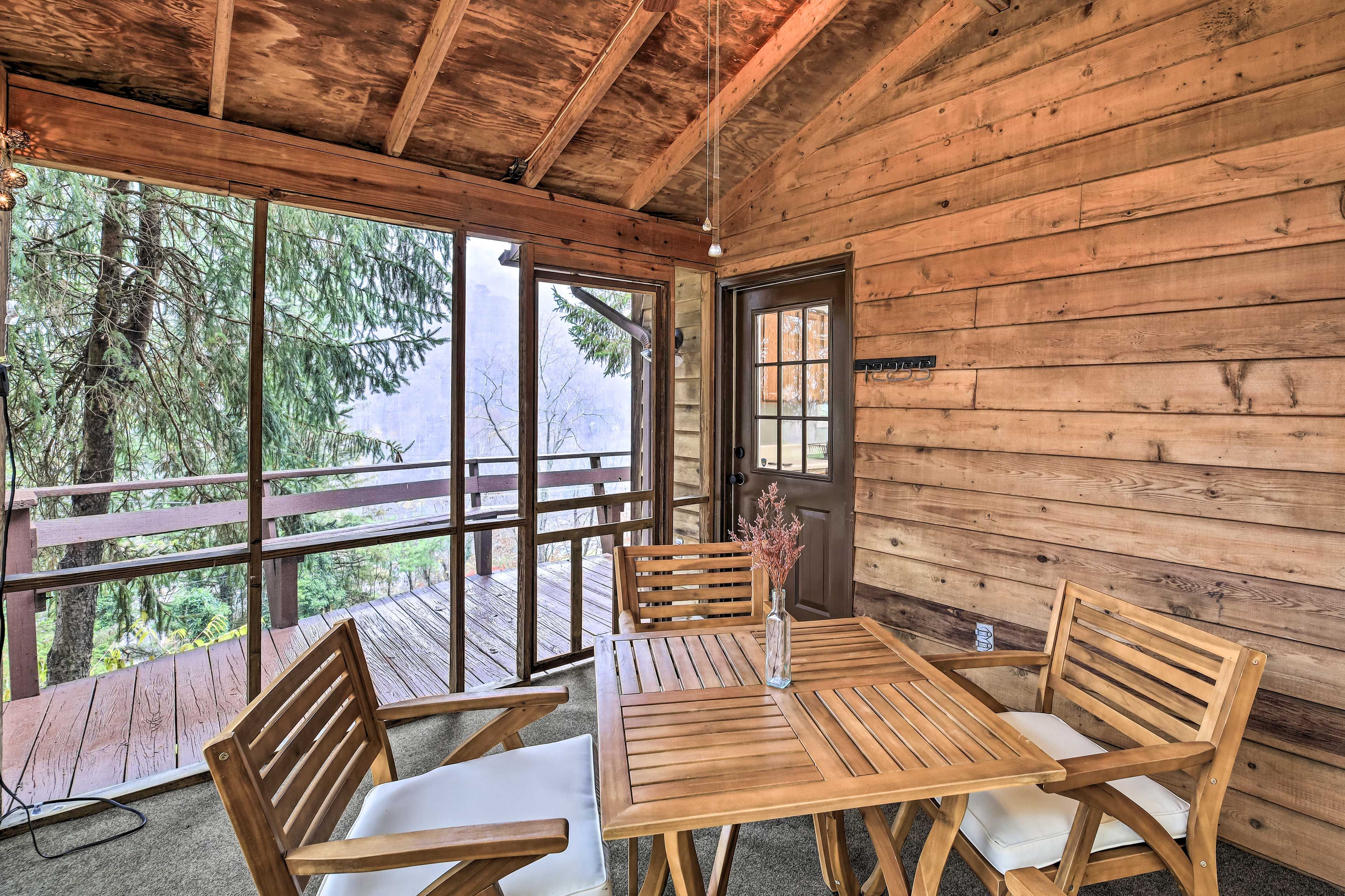 Screened Deck | Outdoor Dining Table | Mountain Views
