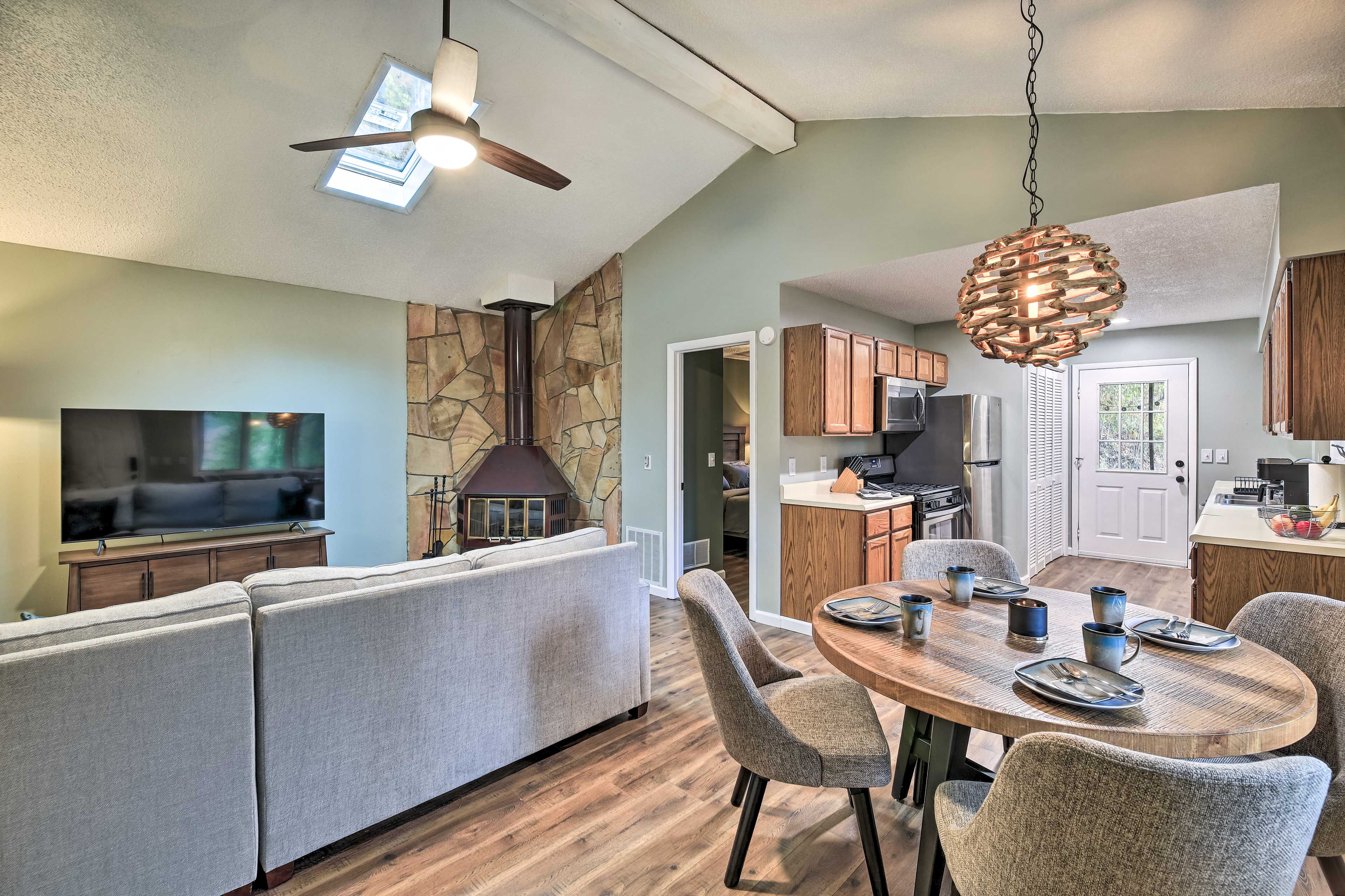 Living Room | Free WiFi | Central A/C | Smart TV