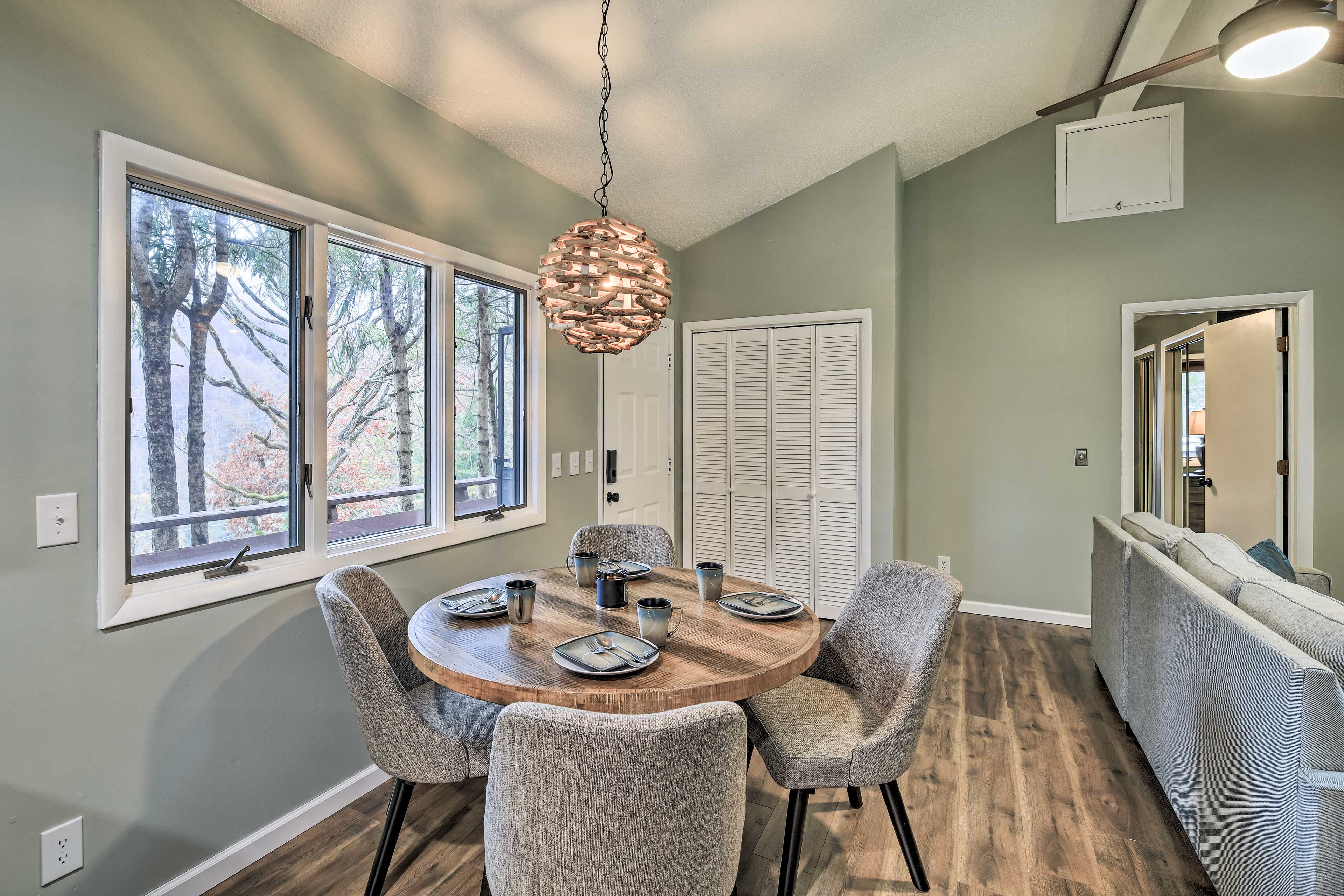 Dining Room | Dishware/Flatware Provided