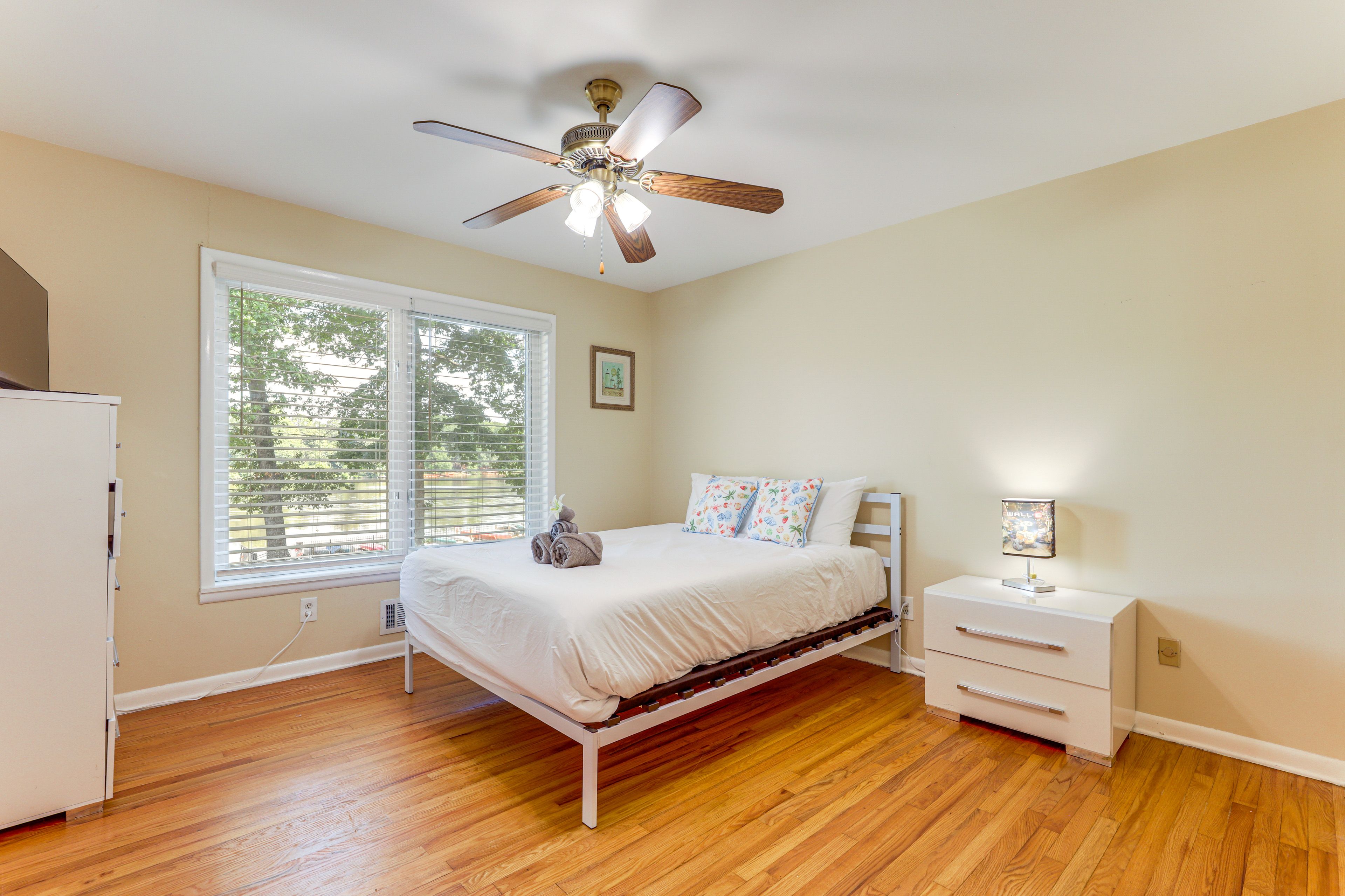 Bedroom 3 | Queen Bed | Smart TV