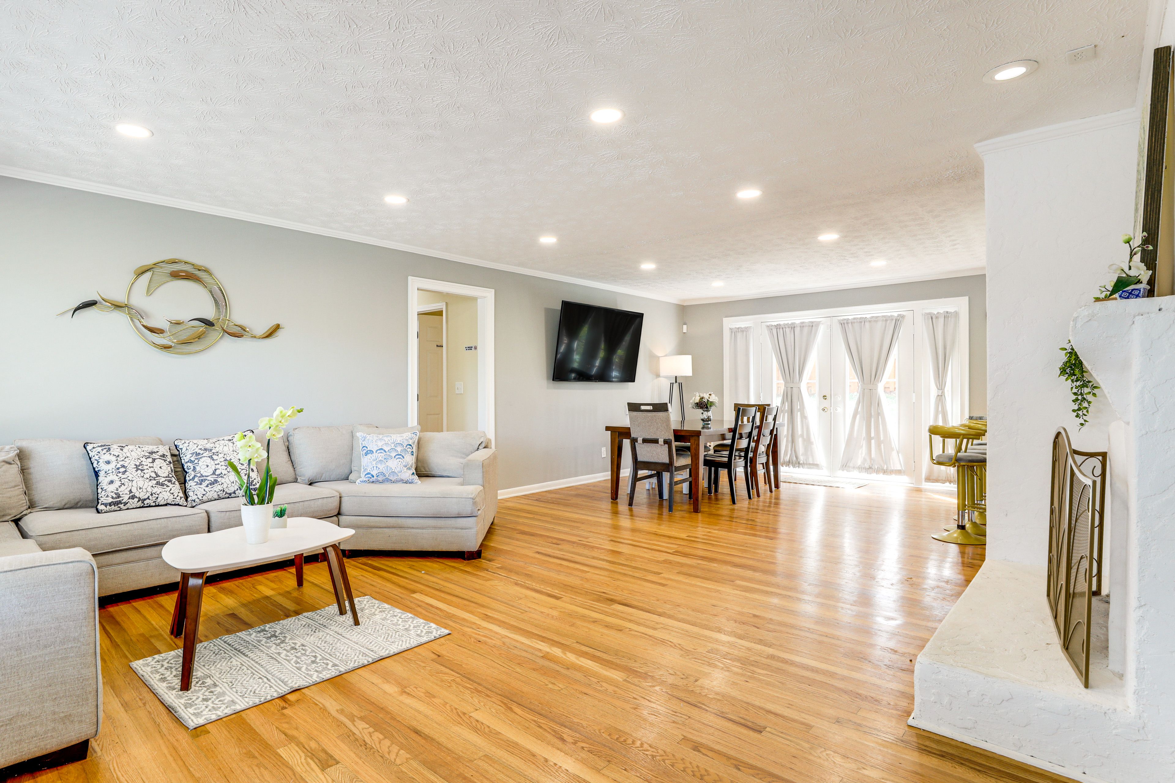 Interior | Central Heating & A/C | In-Unit Laundry | Free WiFi