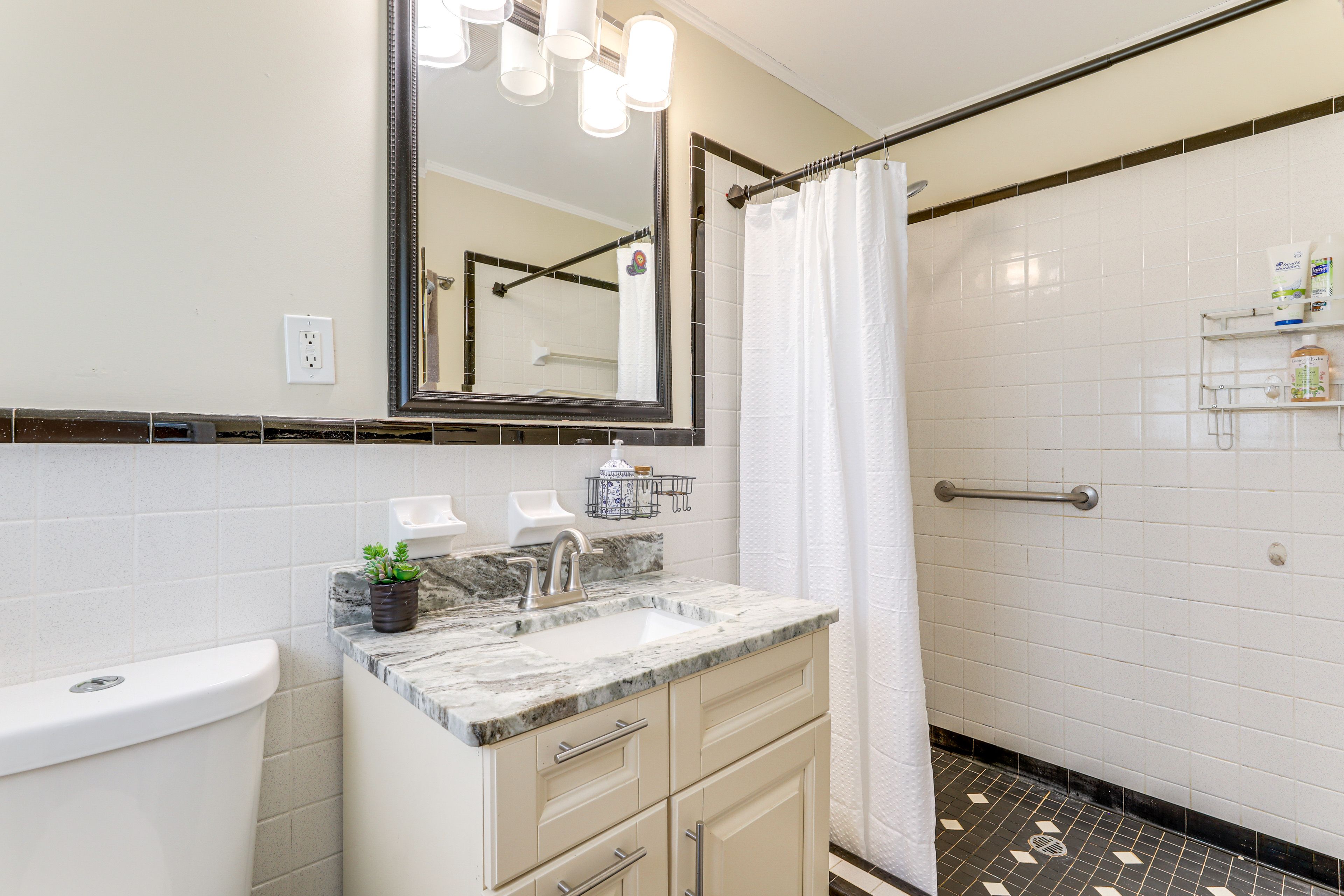 En-Suite Bathroom | Towels Provided