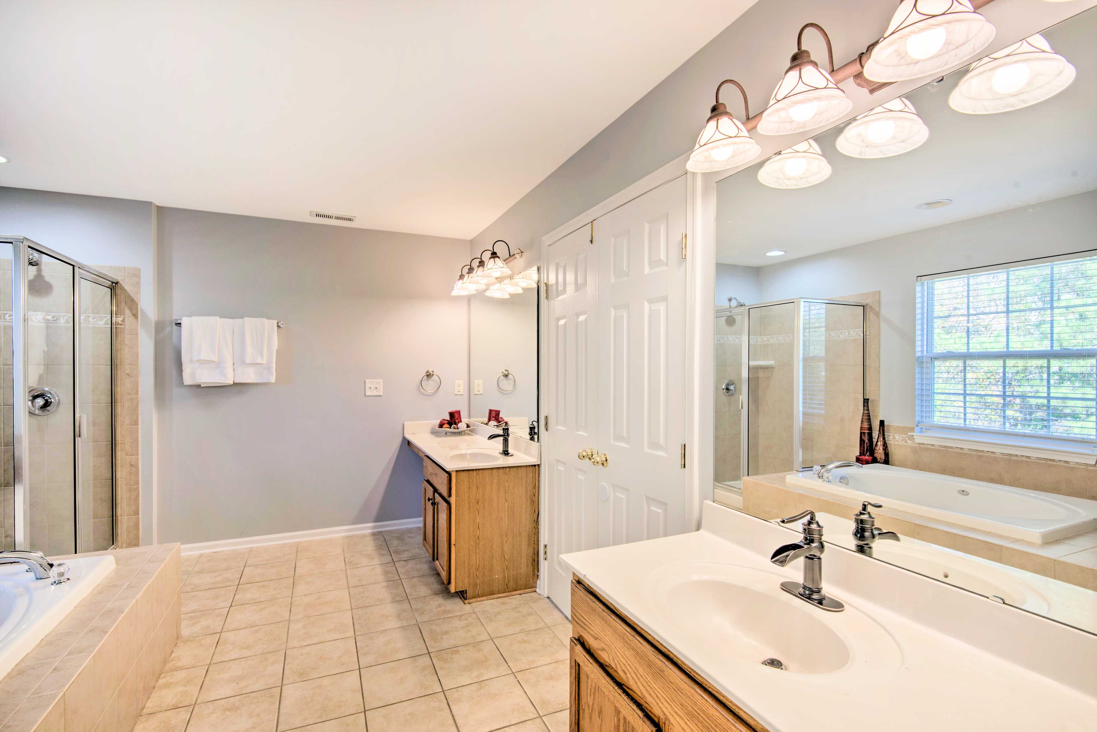 Full Bathroom | 2nd Floor | Walk-In Shower | Jetted Tub | Towels Provided