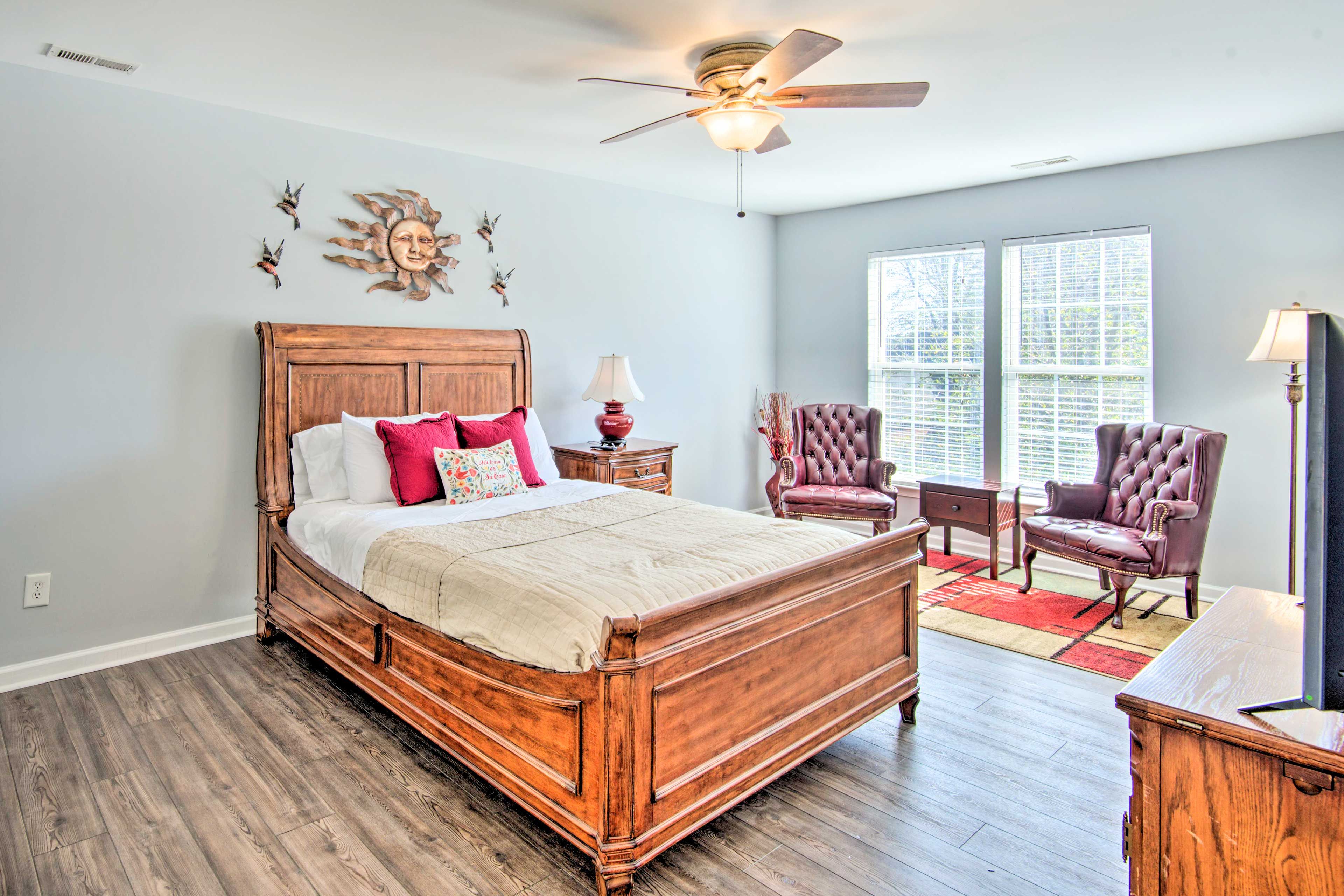 Bedroom 2 | 2nd Floor | Full Bed | Flat-Screen TV | Seating | En-Suite Bathroom