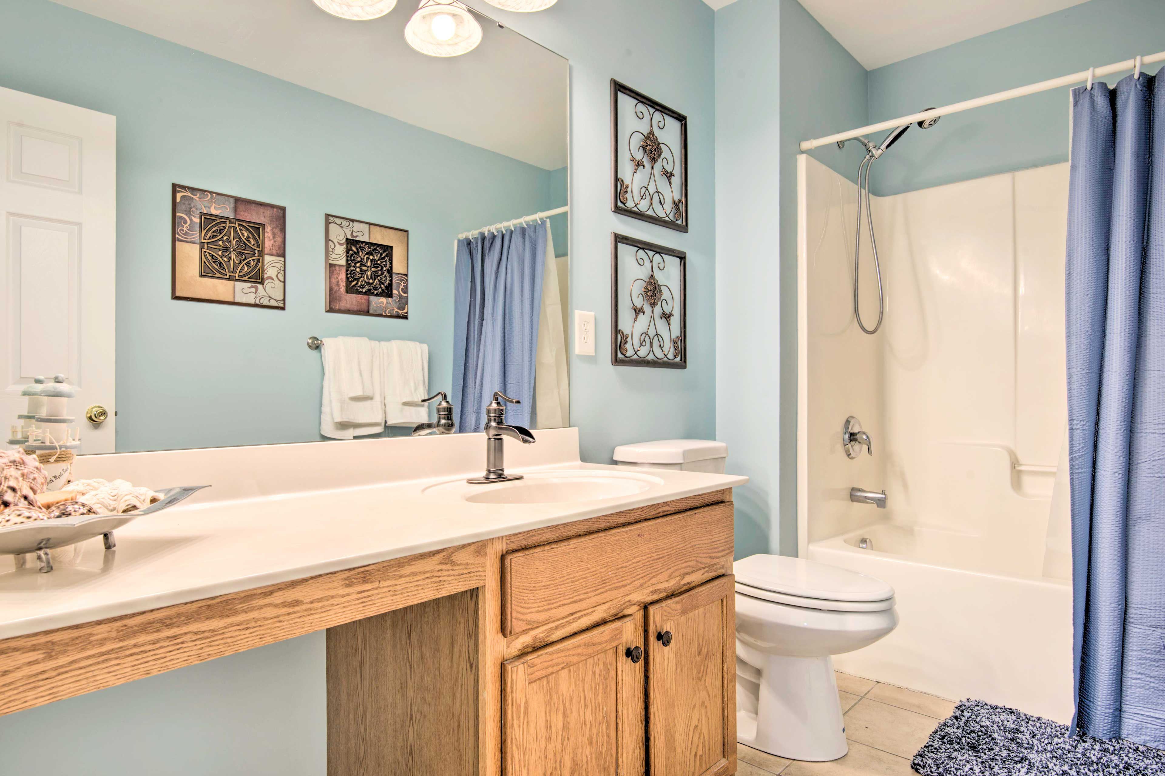 Full Bathroom | 2nd Floor | Shower/Tub Combo | Hair Dryer