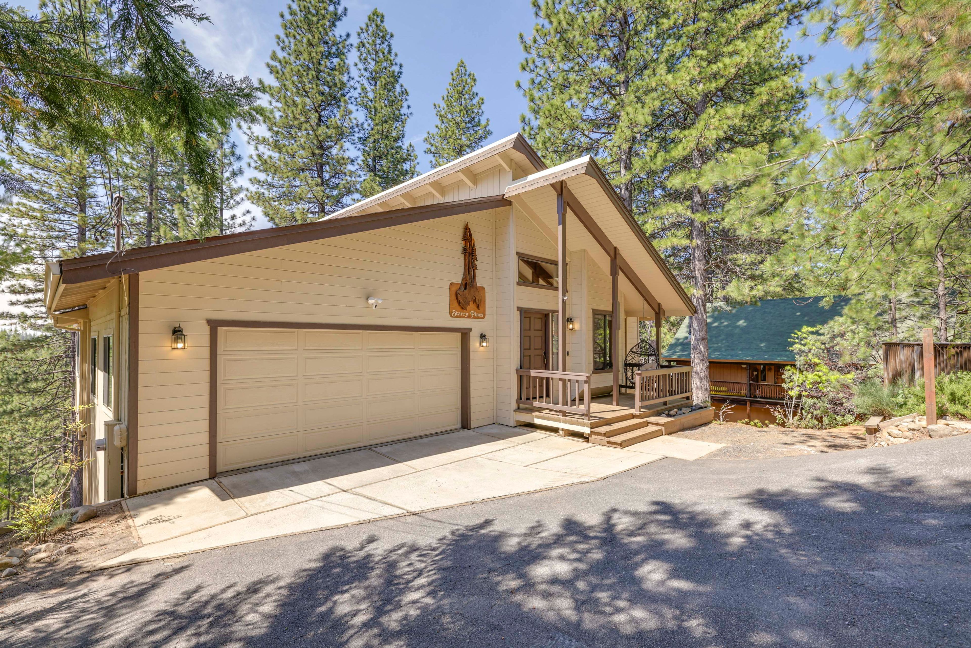 Parking | Driveway (2 Vehicles) | Garage (2 Vehicles) | RV/Trailer Parking