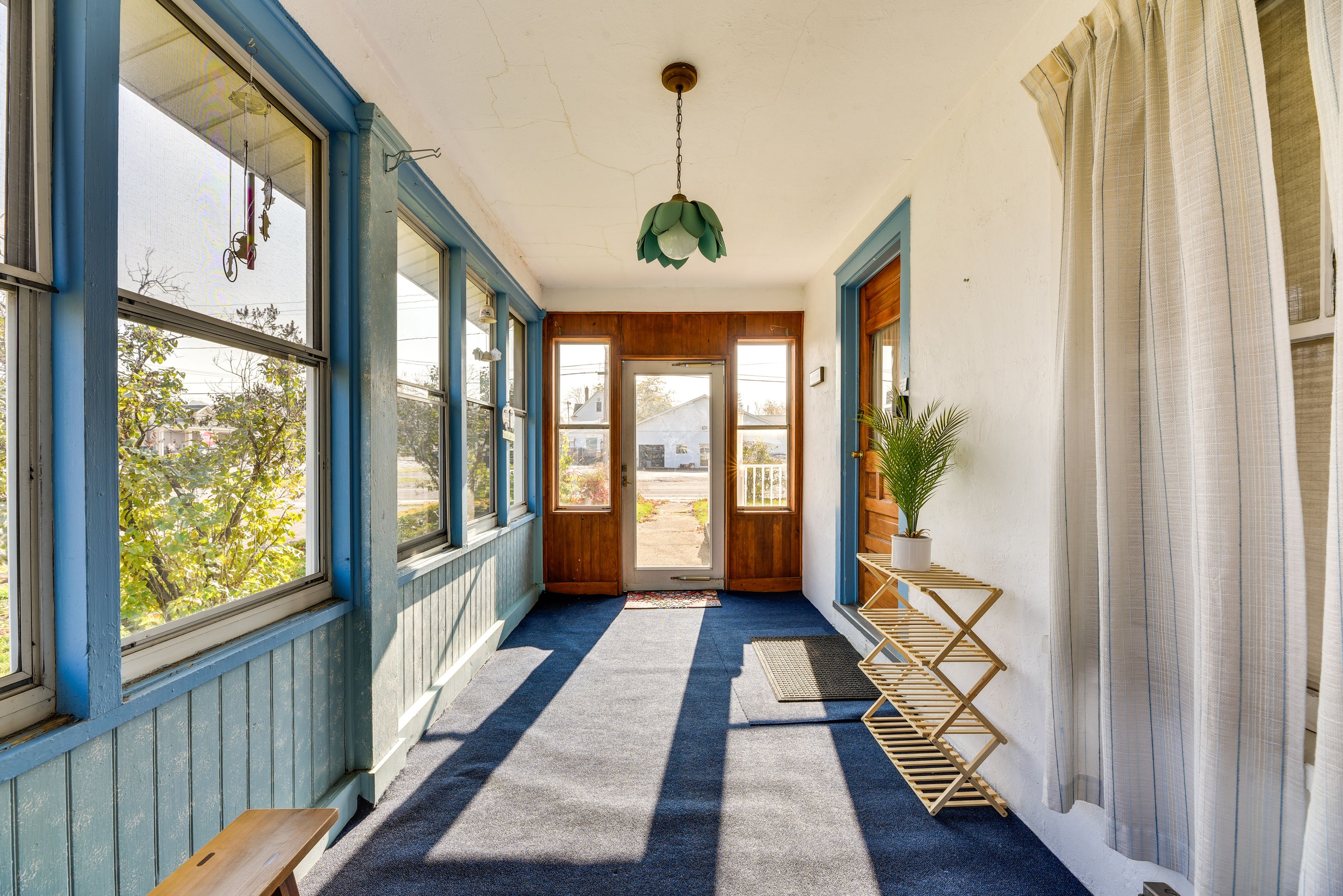 Sunroom | Entry | Free WiFi