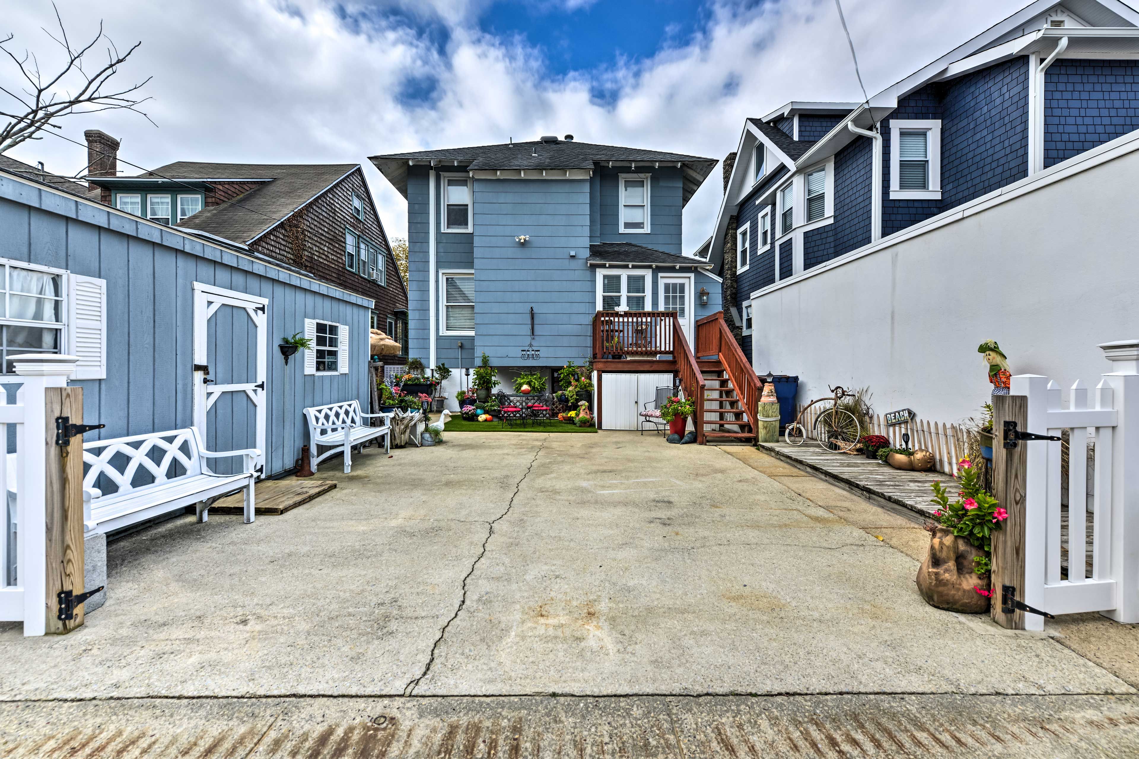 Parking | Driveway (1 Vehicle) | Free Street Parking