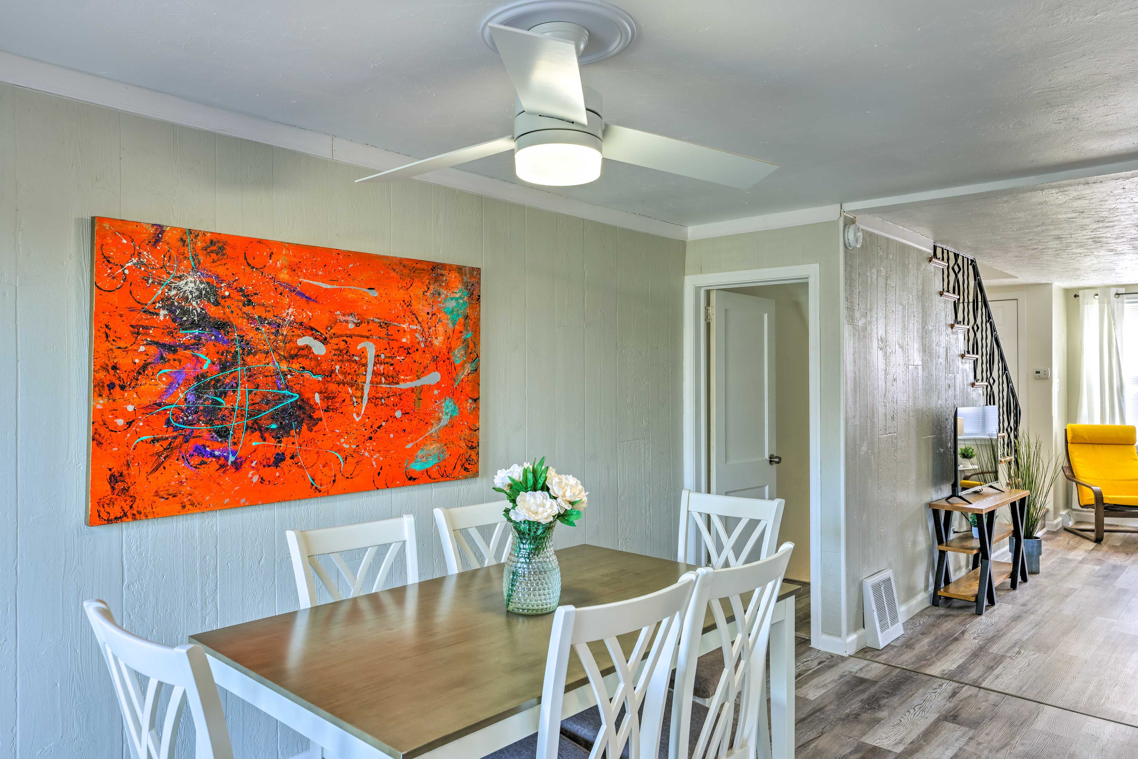Dining Area | Dishware/Flatware Provided