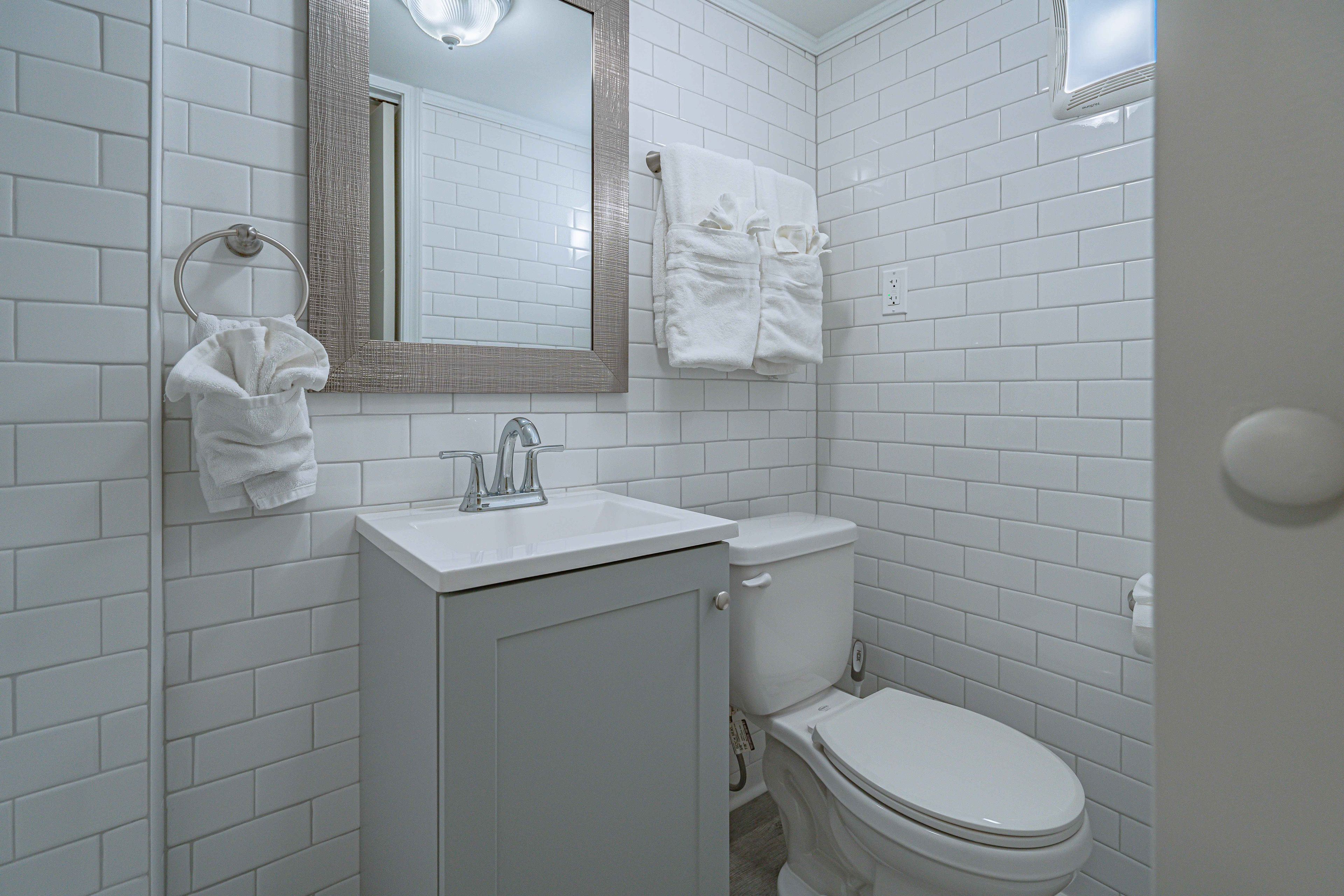Full Bathroom | Towels Provided