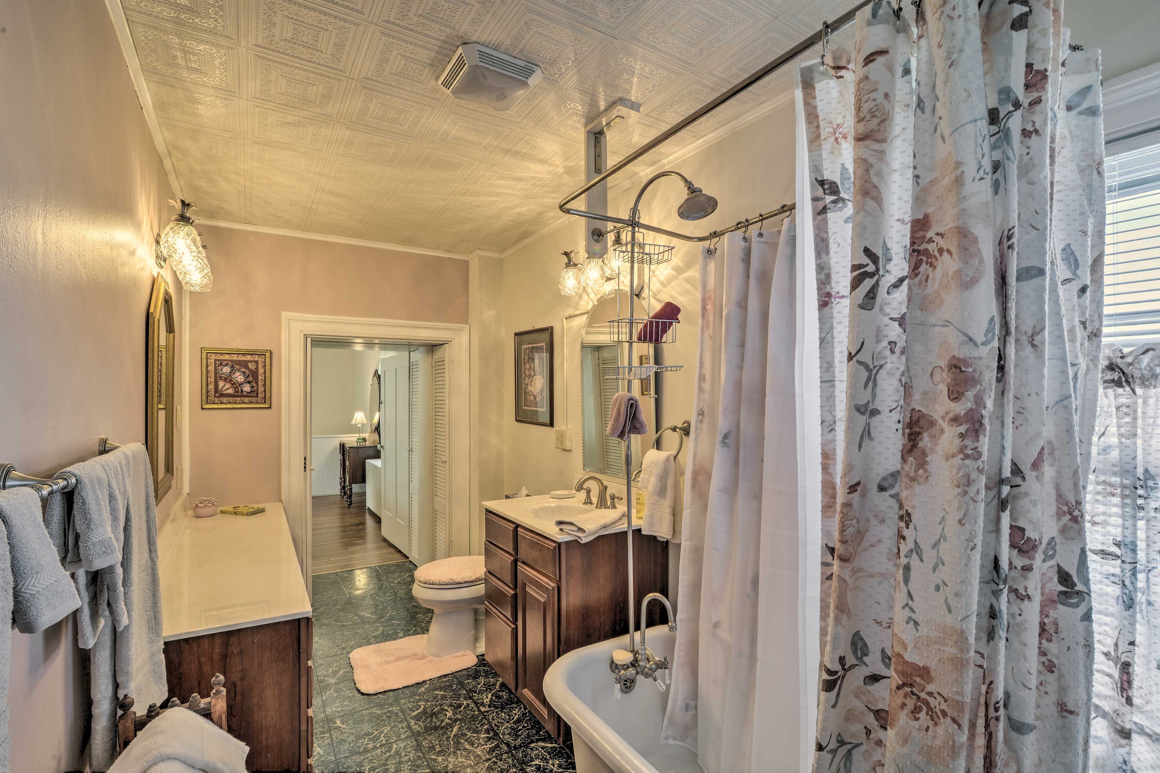 Upper Level | En-Suite Bathroom | Towels Provided | Complimentary Toiletries