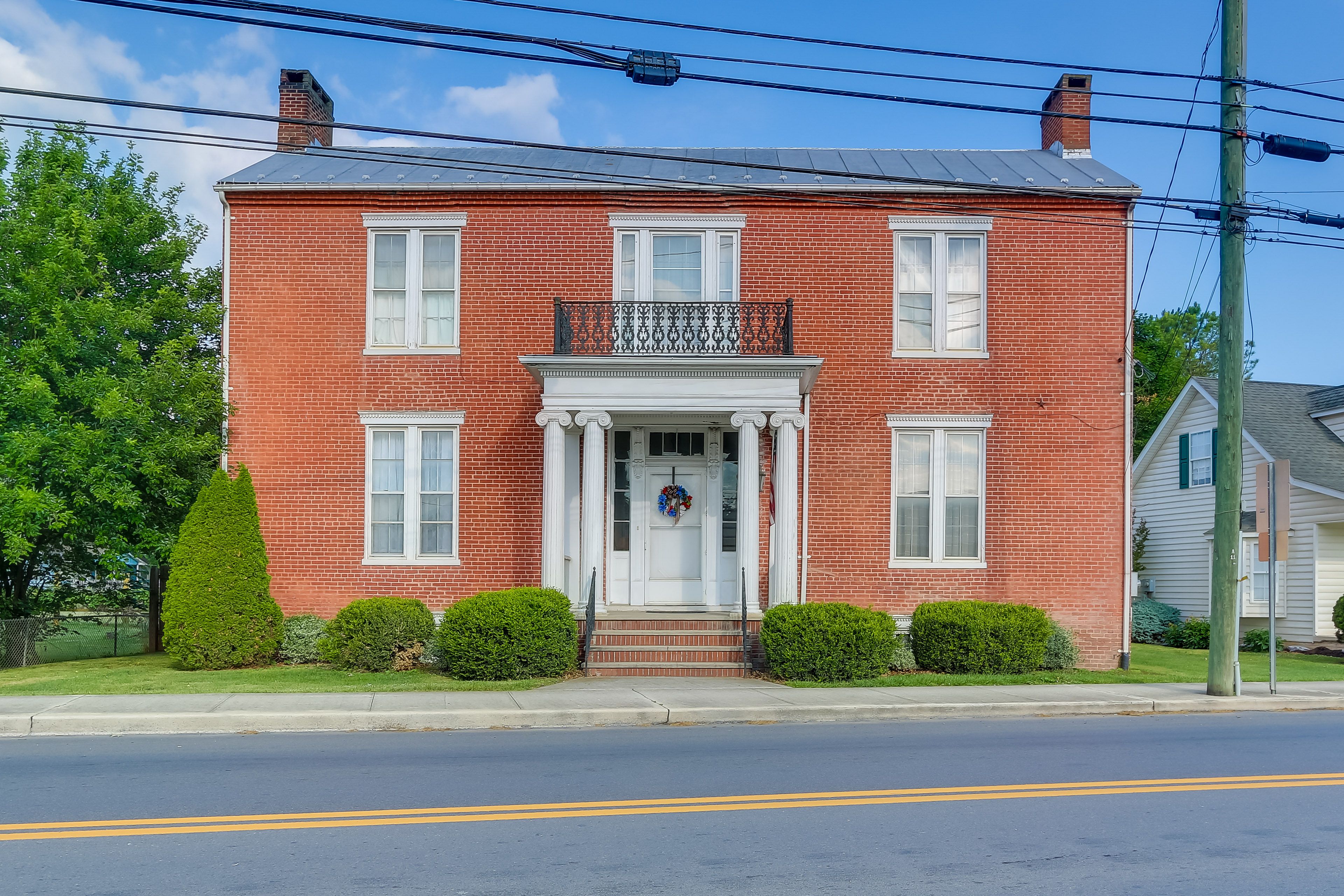 Moorefield Vacation Rental | 4BR | 2BA | Stairs to Access | 3,500 Sq Ft