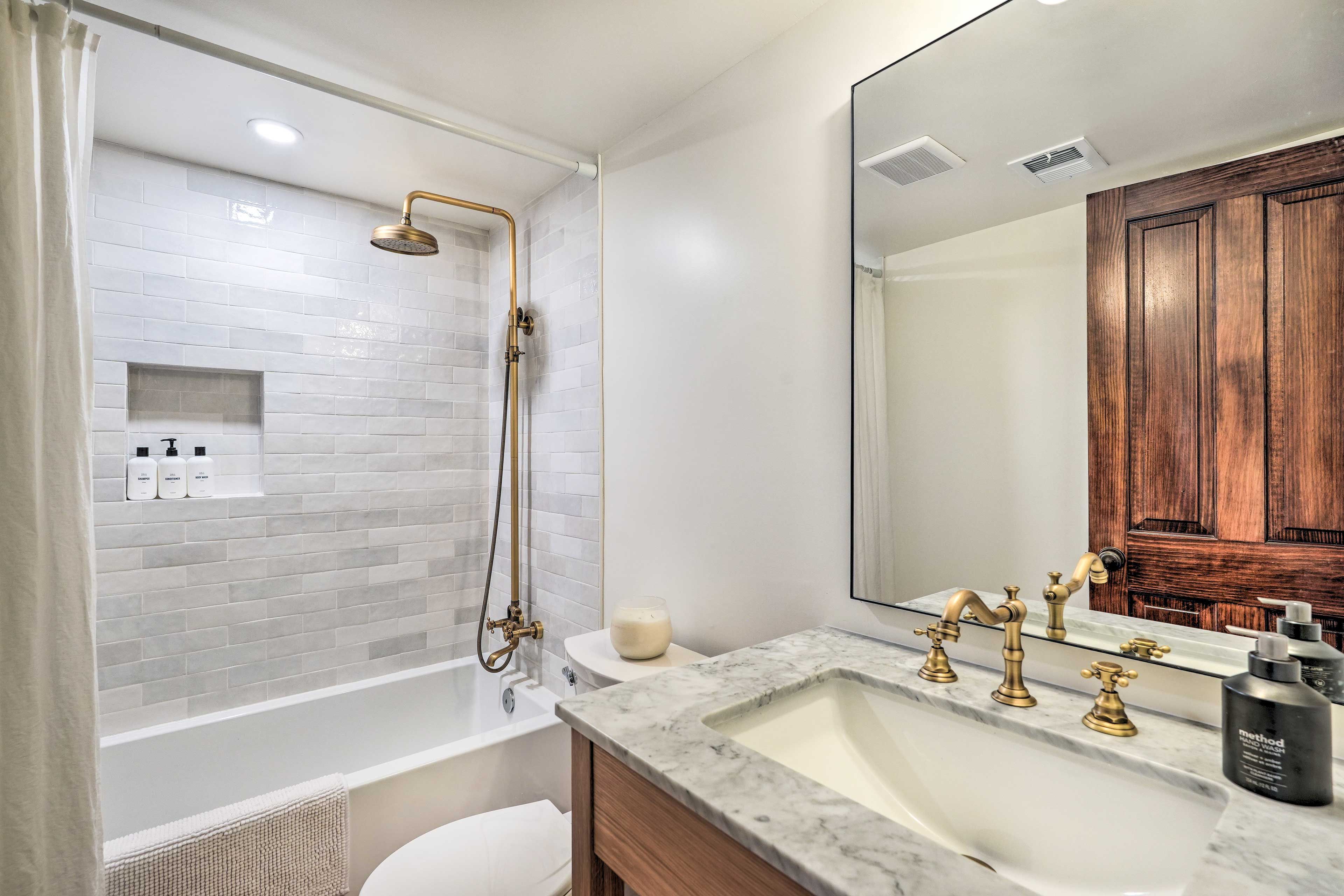 Full Bathroom | Towels Provided