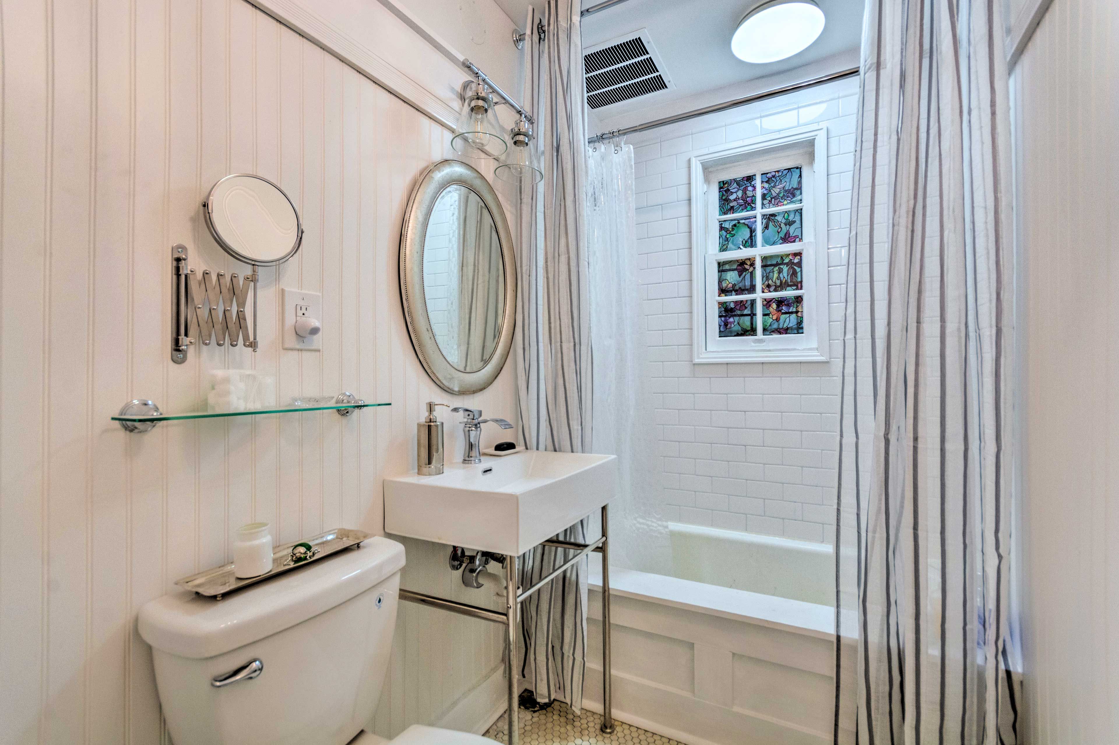Full Bathroom | Towels Provided | Complimentary Toiletries