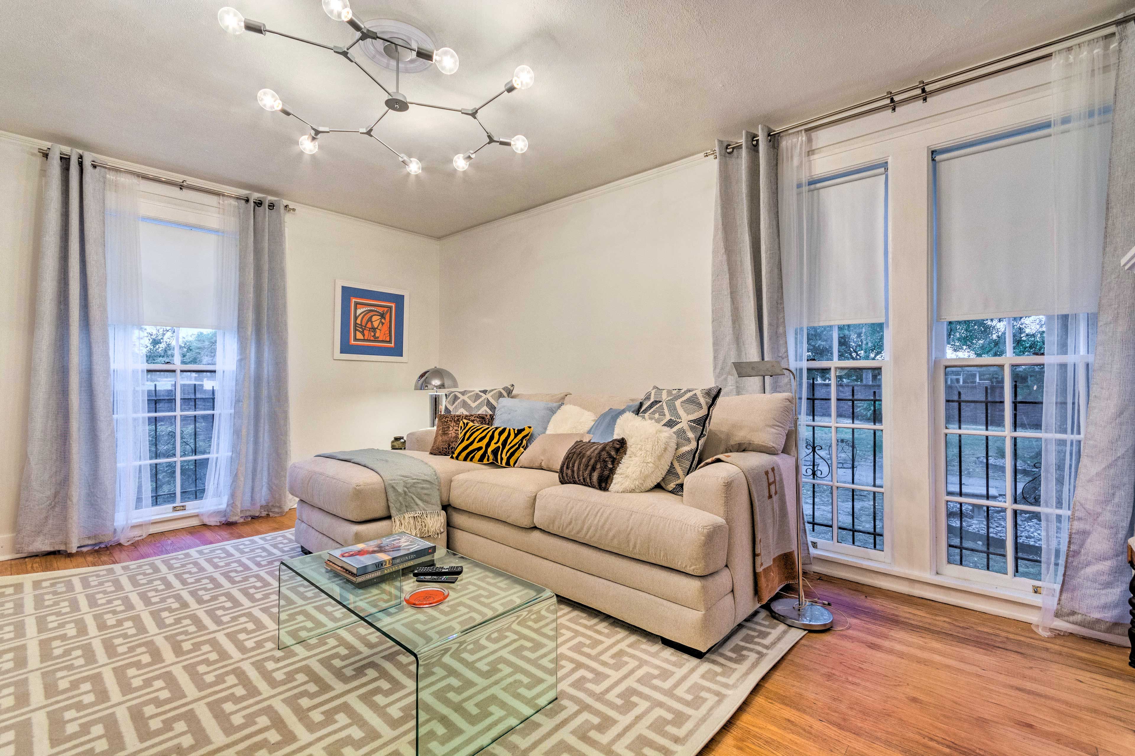 Living Room | Free WiFi | Central A/C | Pack 'n Play | Sleeper Sofa
