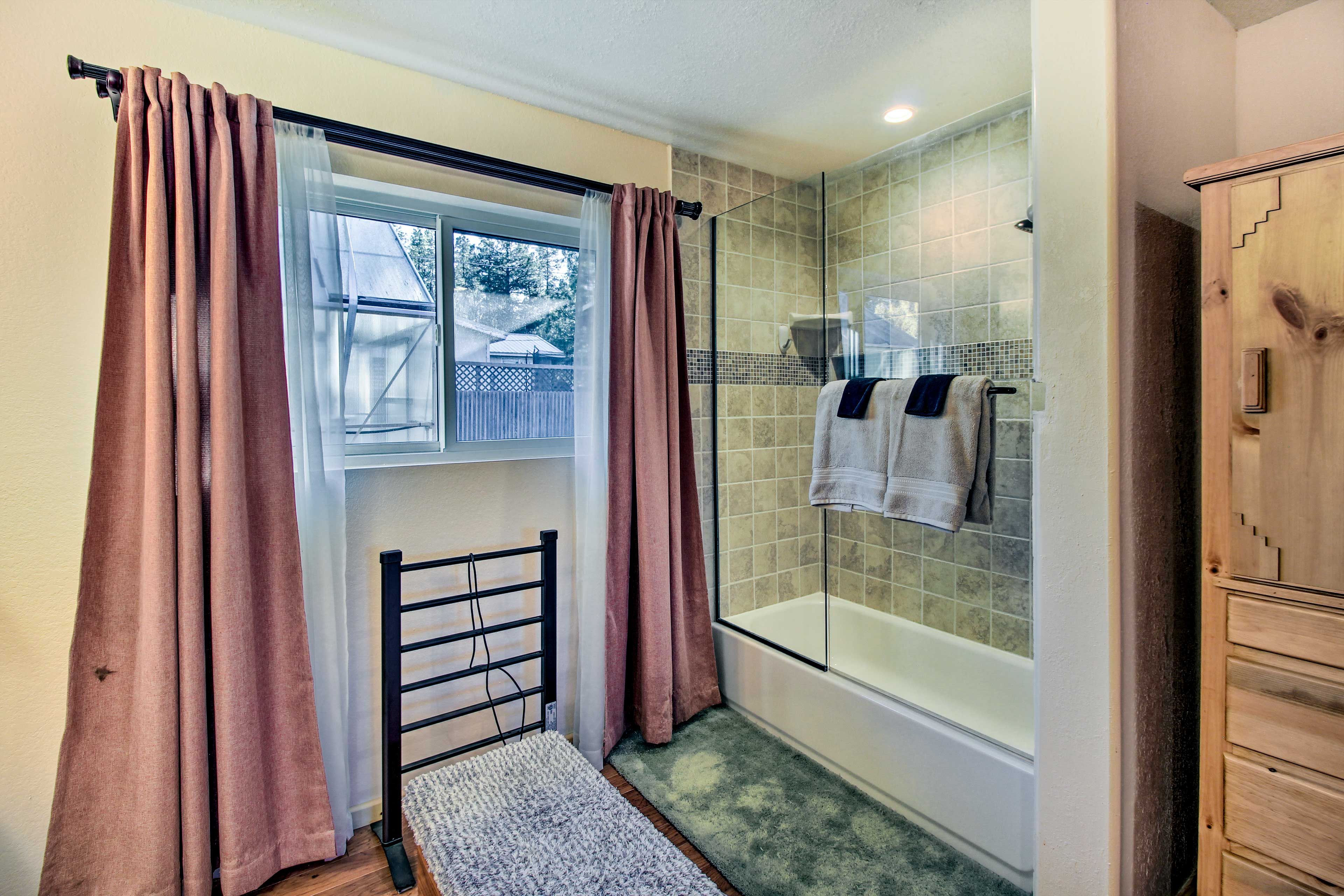 En-Suite Bathroom | Towels Provided | Complimentary Toiletries