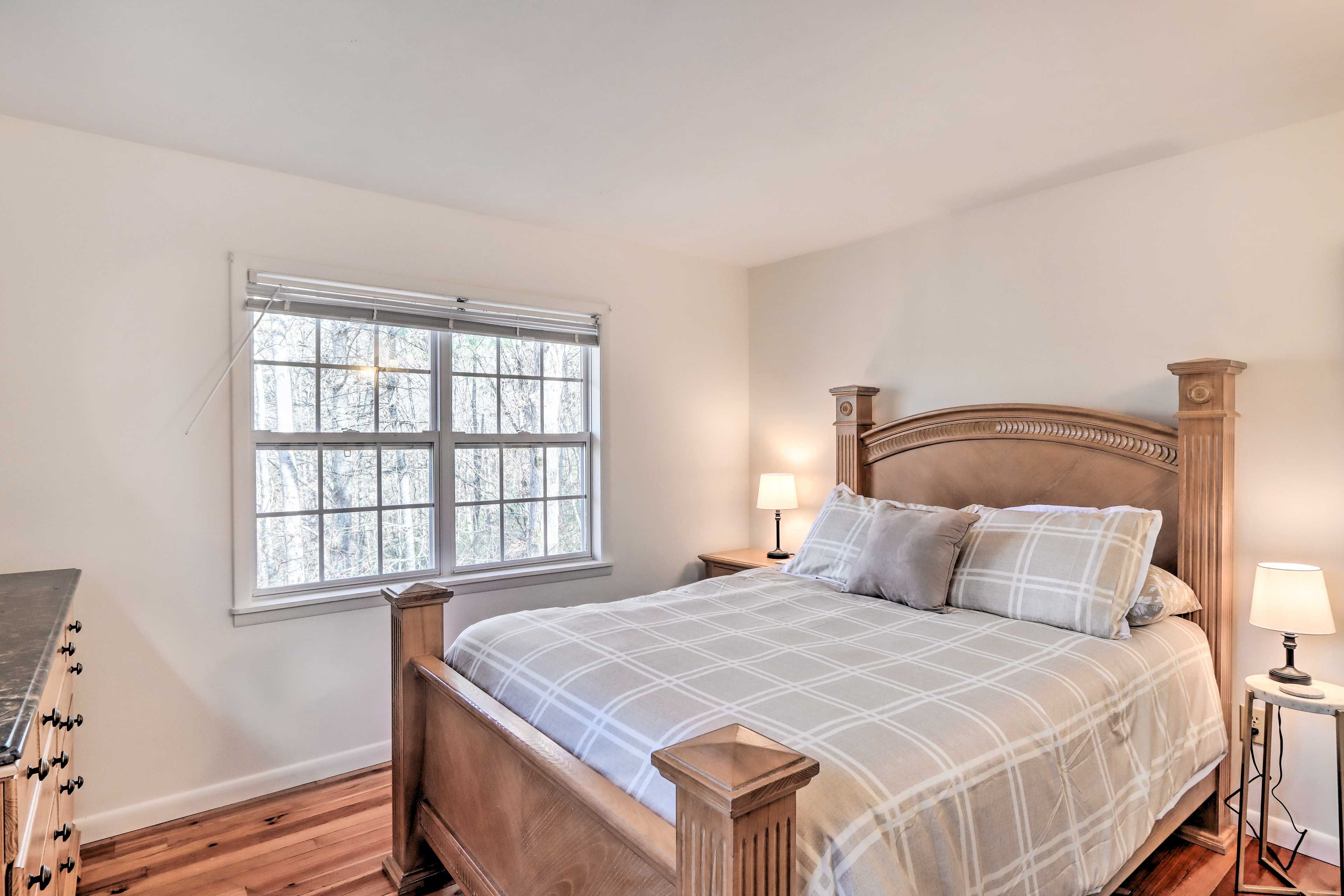 Bedroom 2 | Queen Bed | 1st Floor