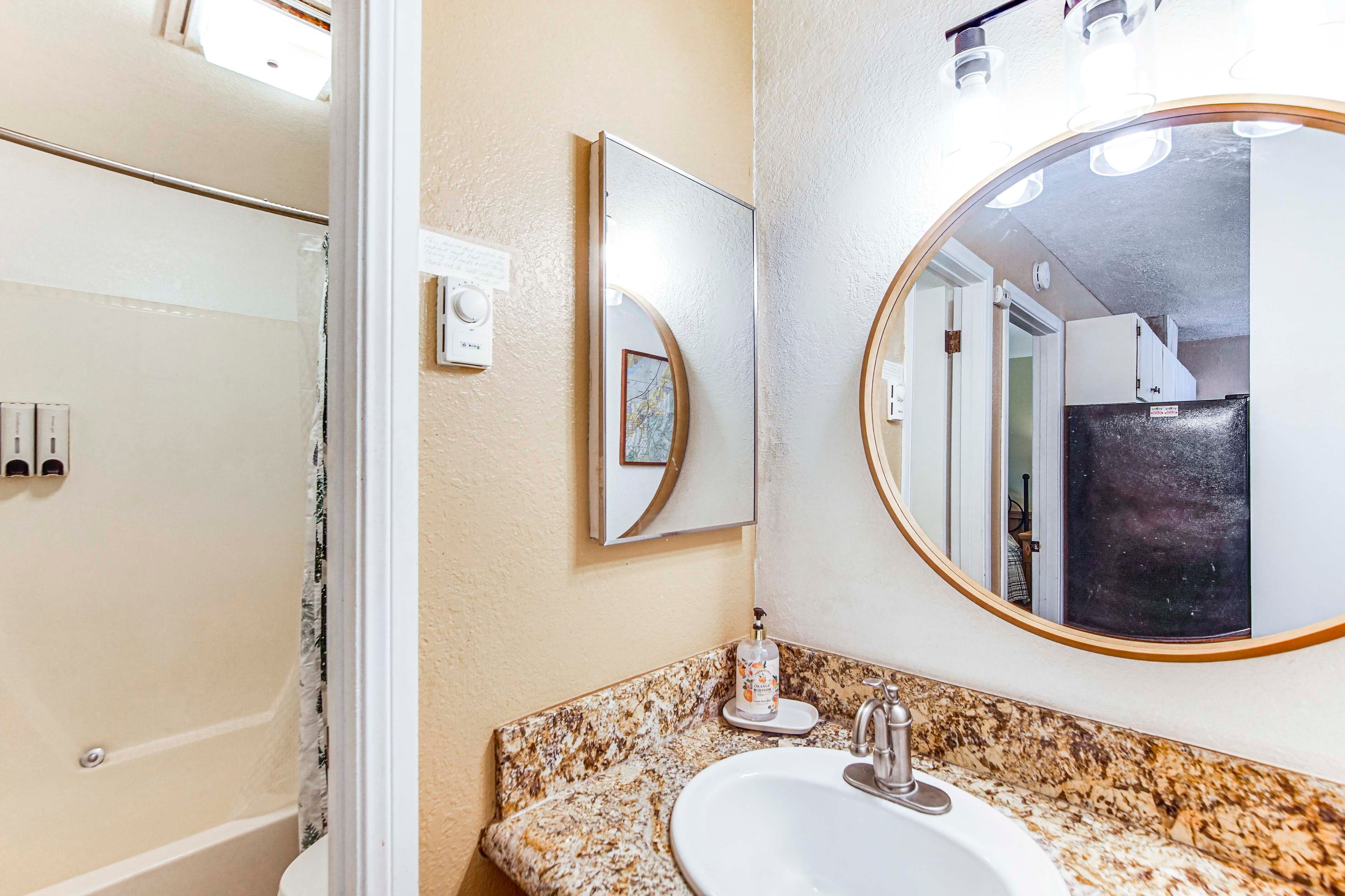 Full Bathroom | Shampoo & Conditioner