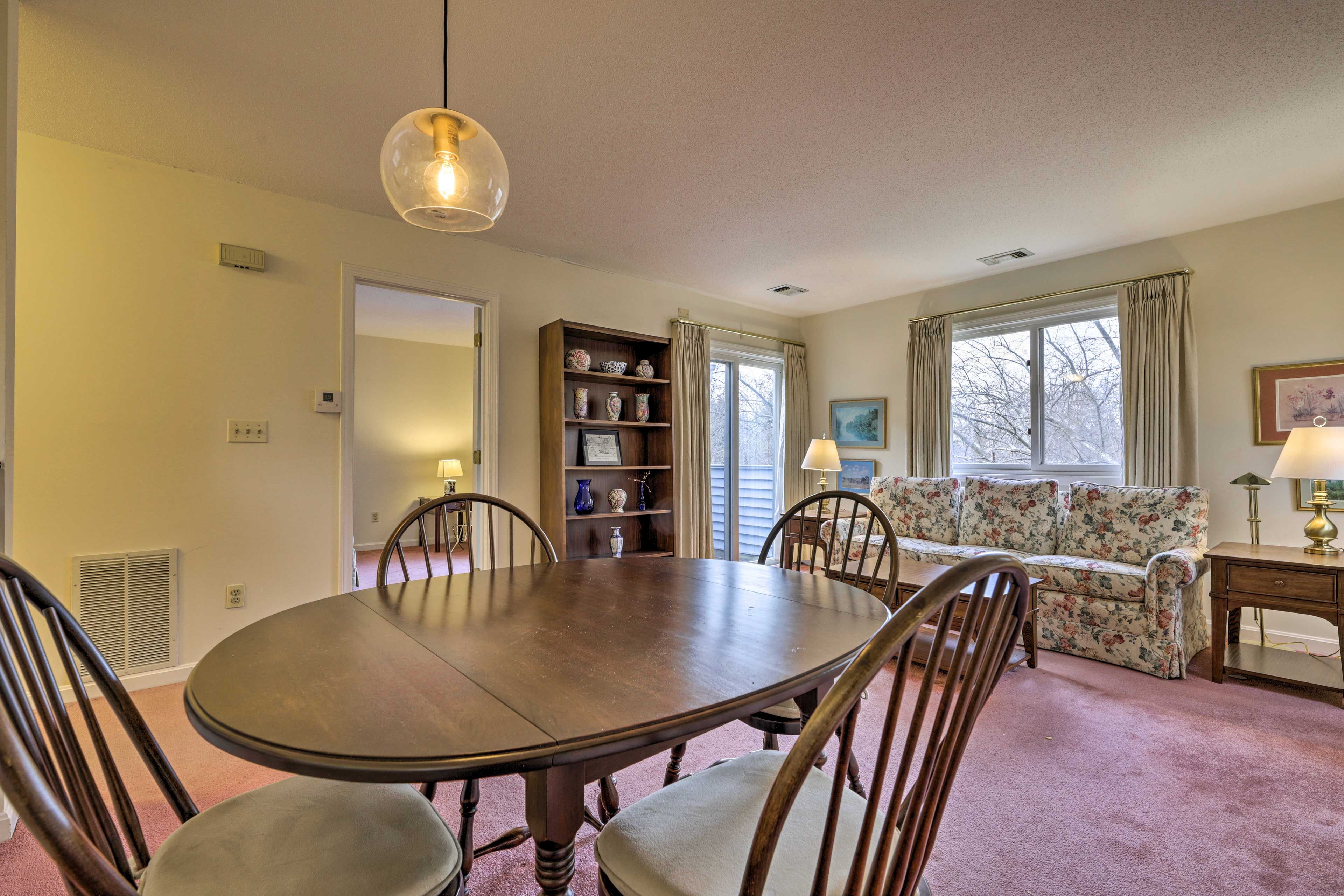 Dining Area | Dishware/Flatware Provided