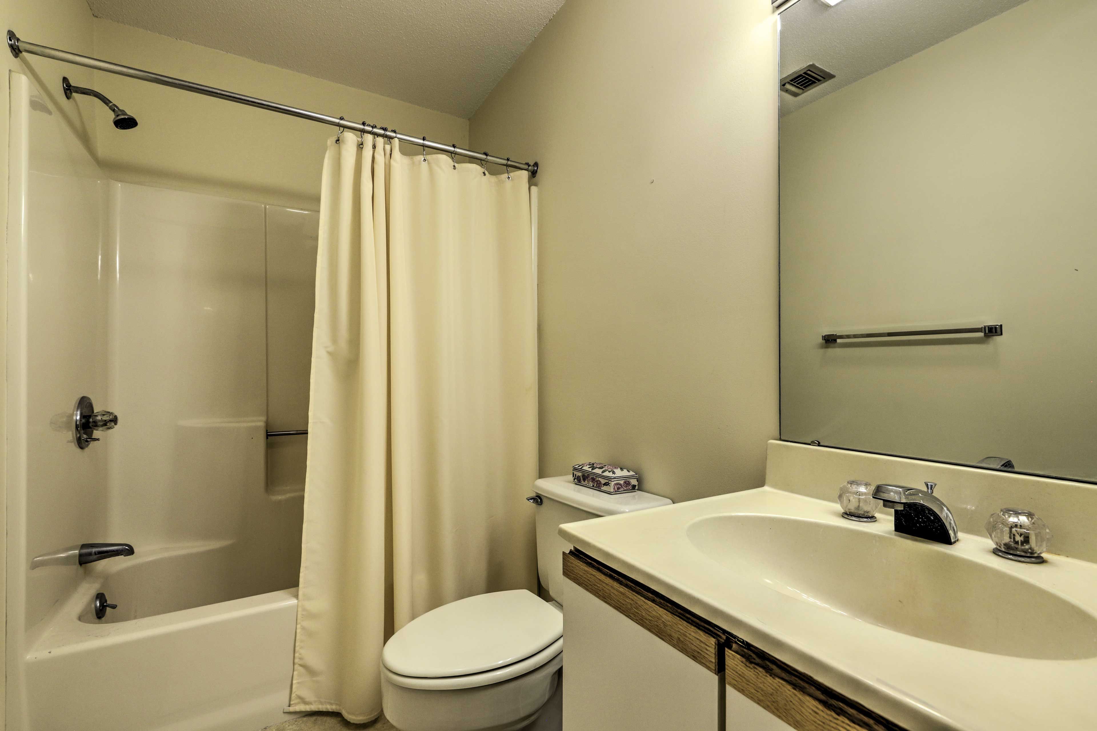 Full Bathroom | Towels Provided