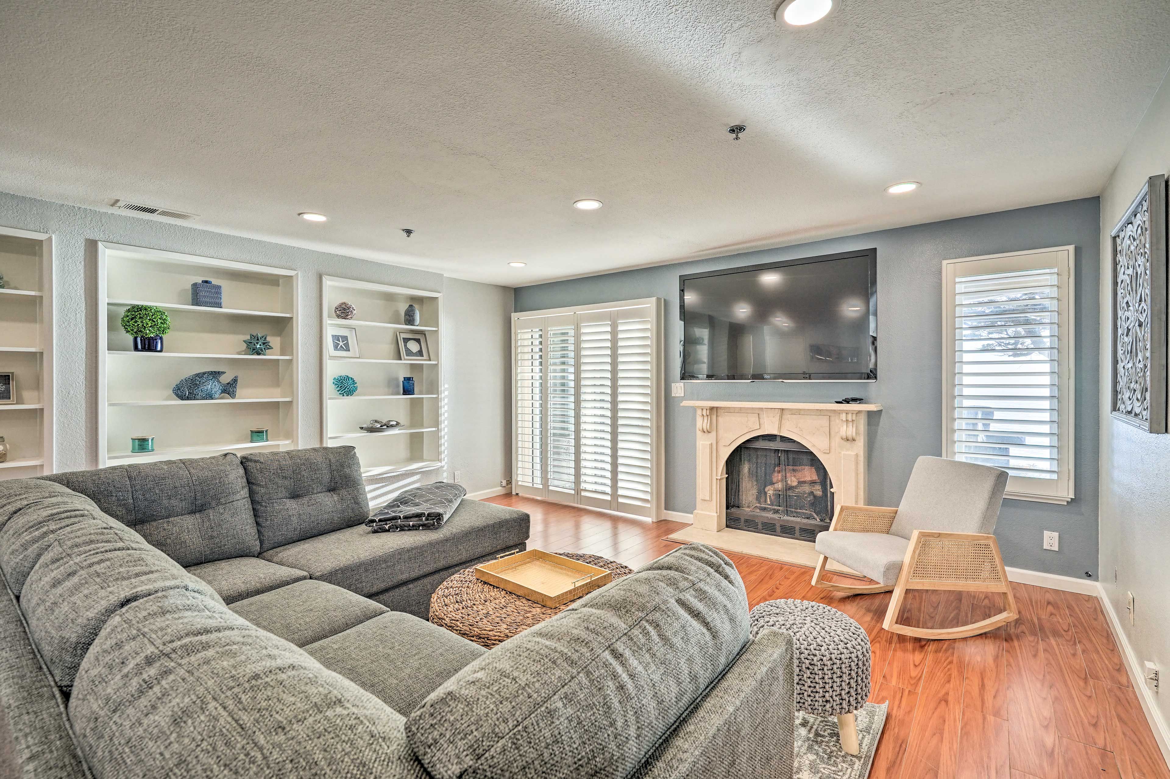 Living Room | Main Level | Wood-Burning Fireplace (Wood Not Provided) | Smart TV