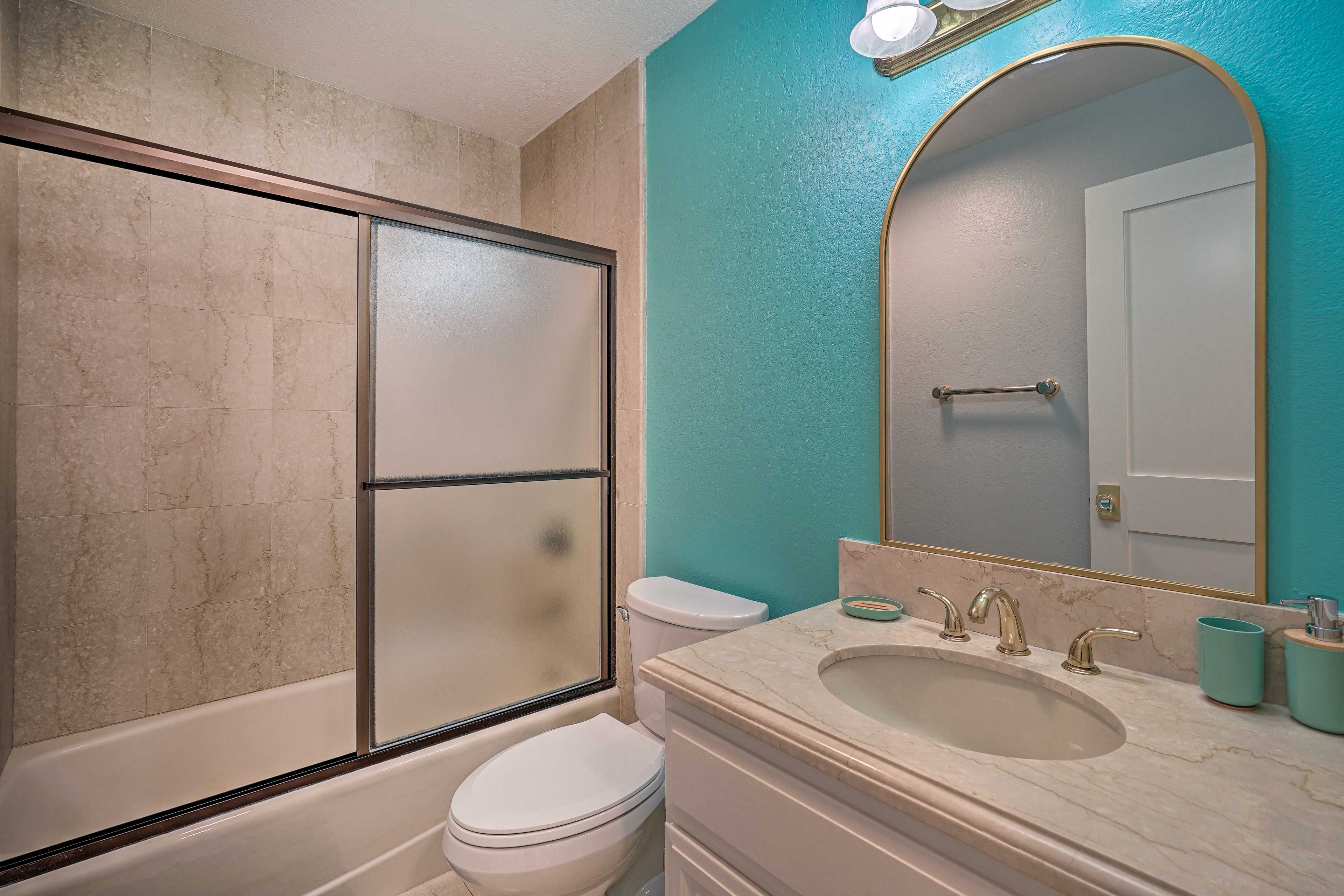 Full Bathroom | Main Level | Complimentary Toiletries