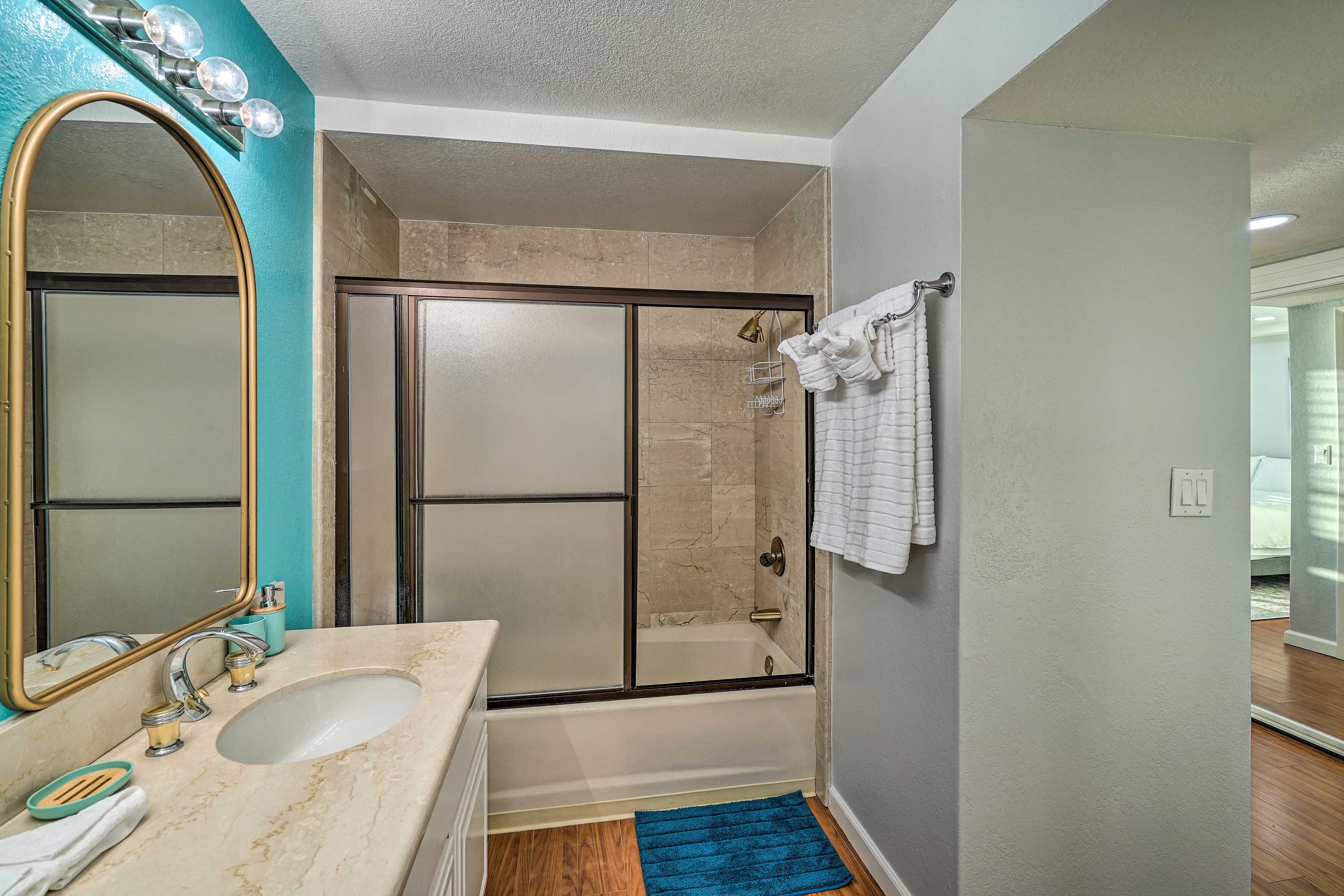 En-Suite Bathroom | Main Level | Towels Provided