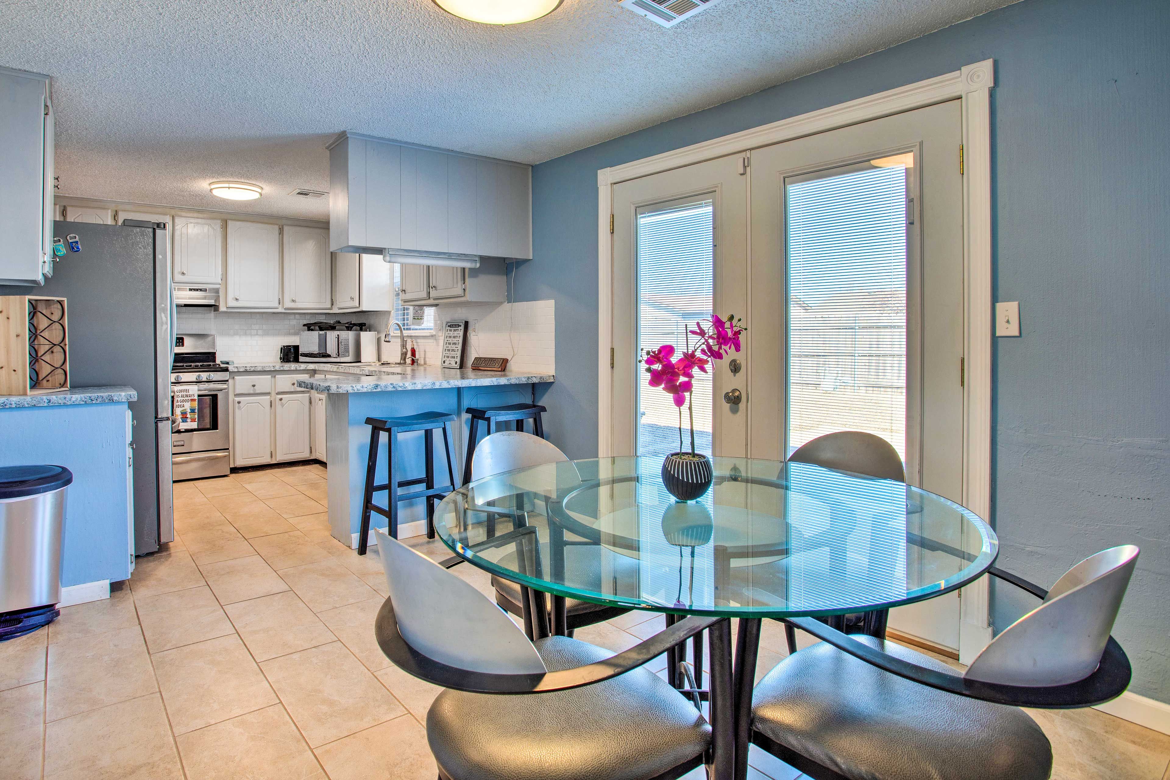 Dining Area | Dishware/Flatware Provided
