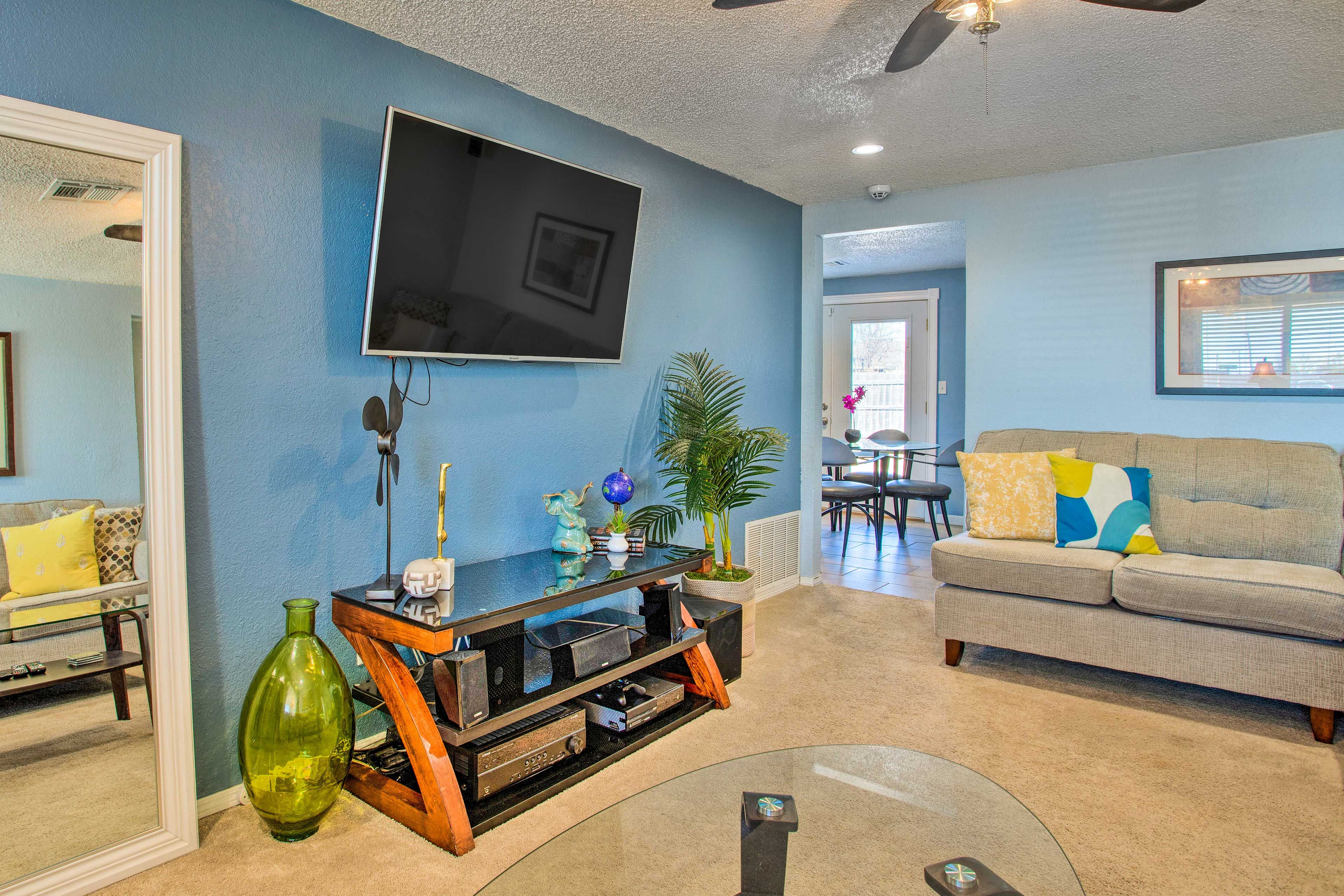 Living Room | Free WiFi | Central A/C | Smart TV